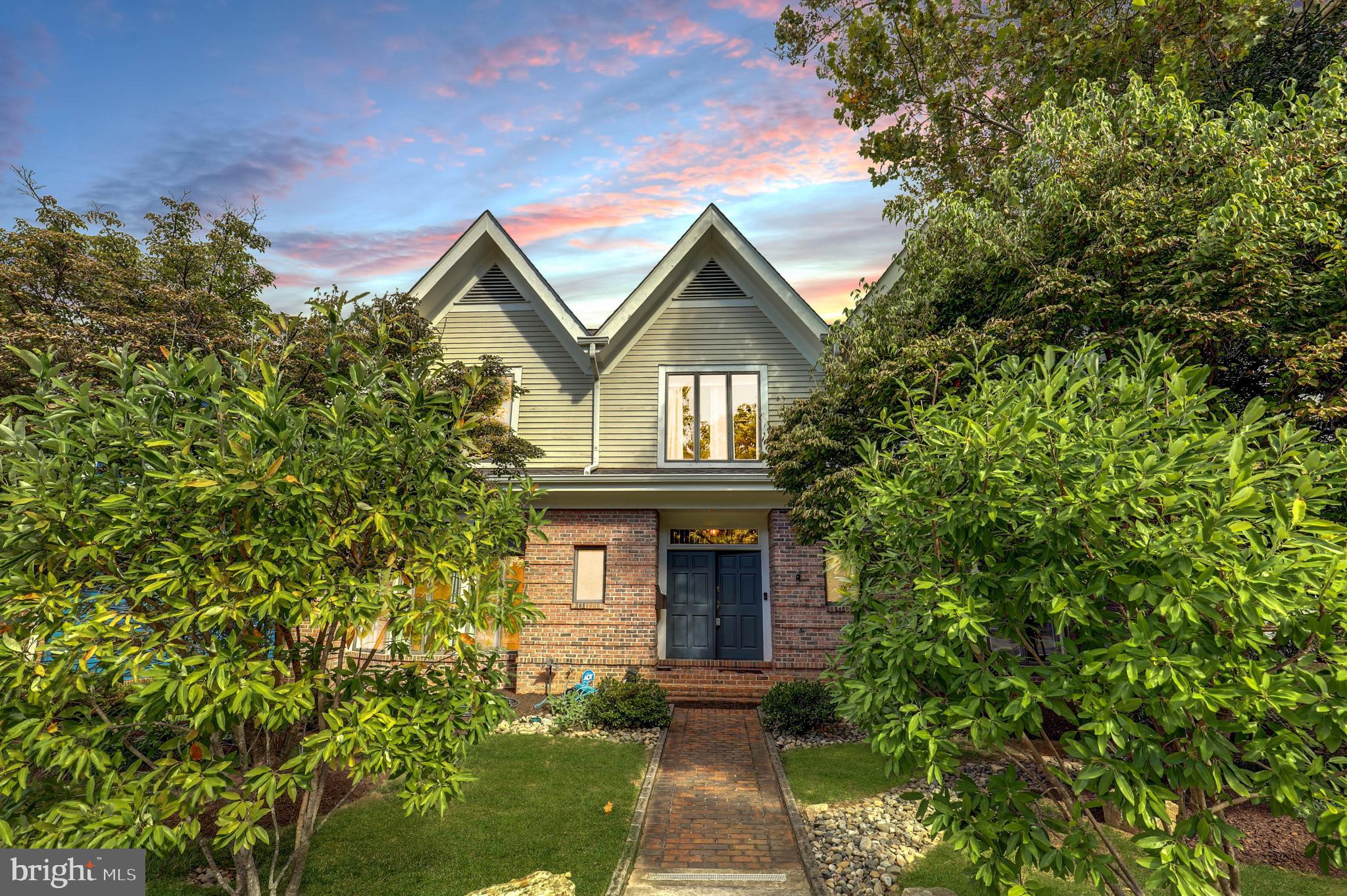 COUNTRY CLUB MANOR - Residential