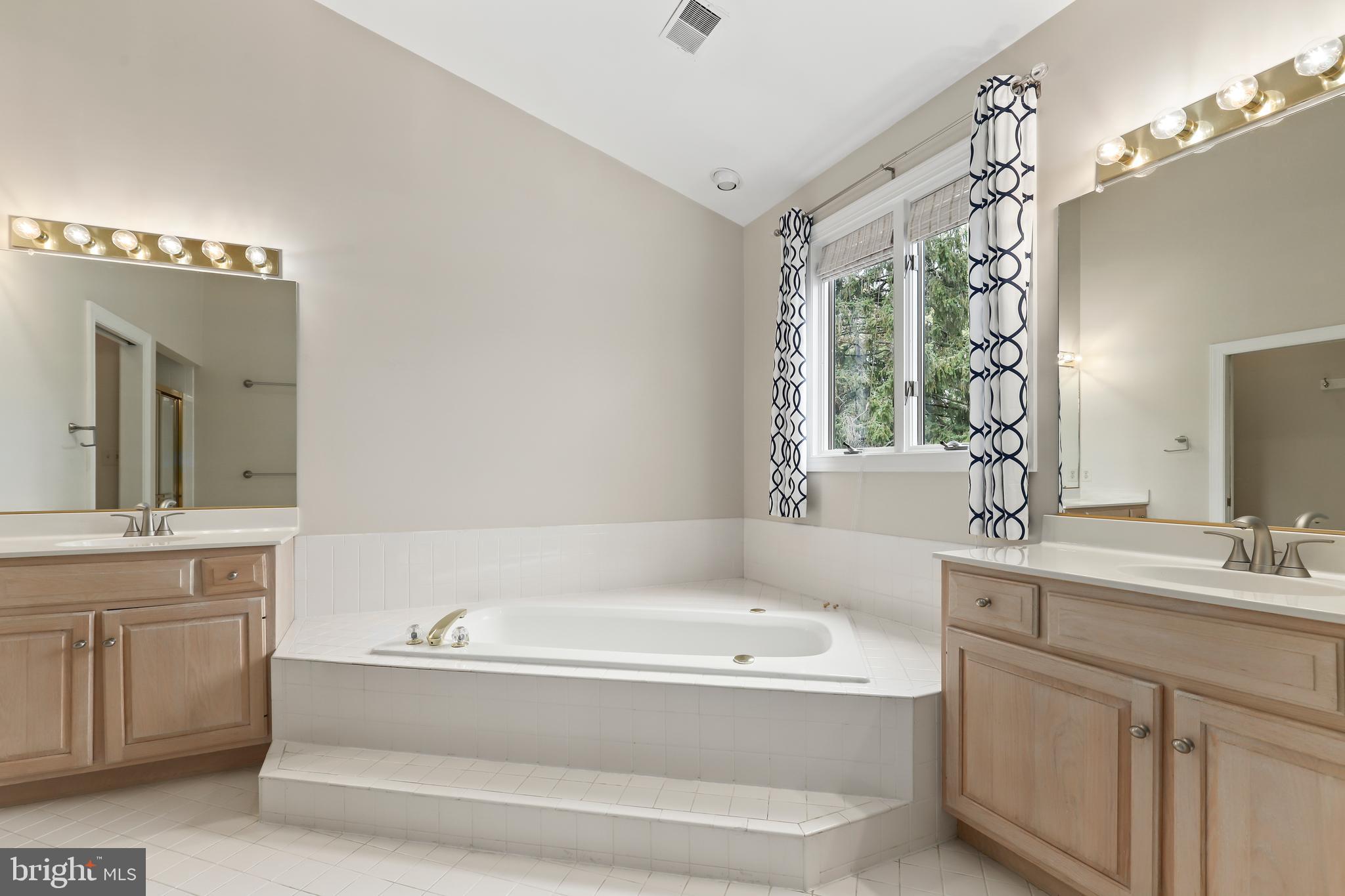 COUNTRY CLUB MANOR - Residential