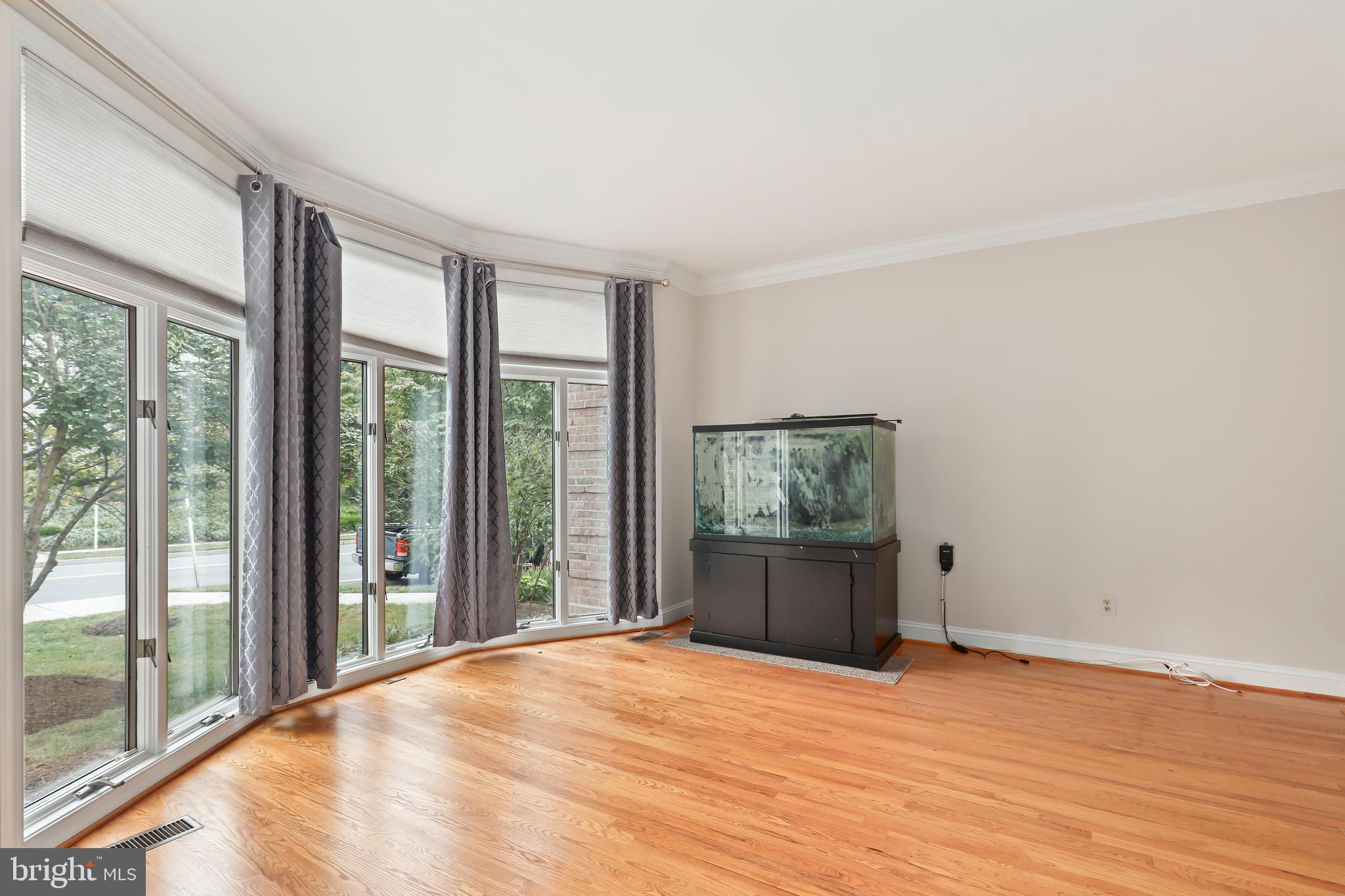 COUNTRY CLUB MANOR - Residential