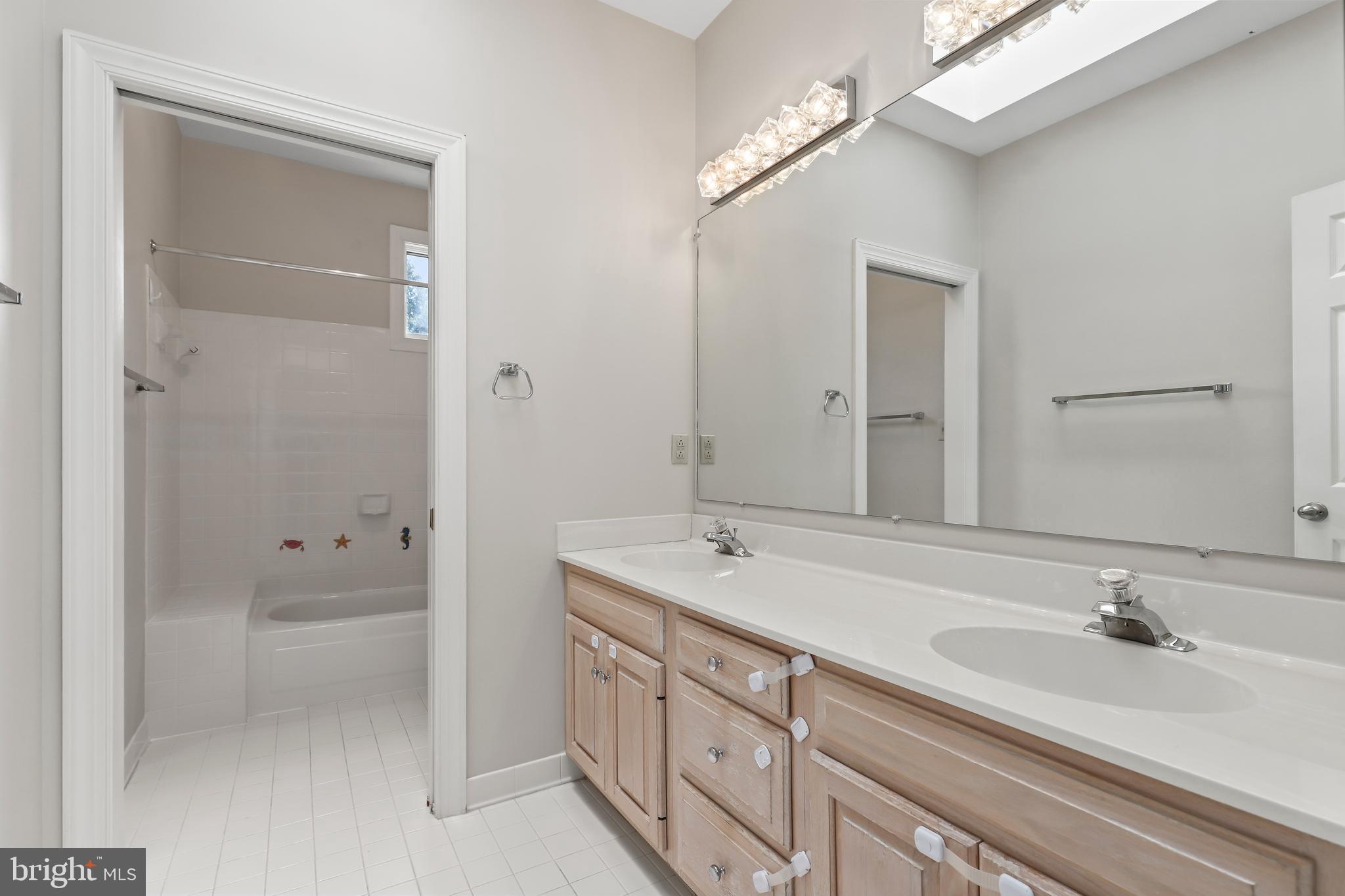 COUNTRY CLUB MANOR - Residential