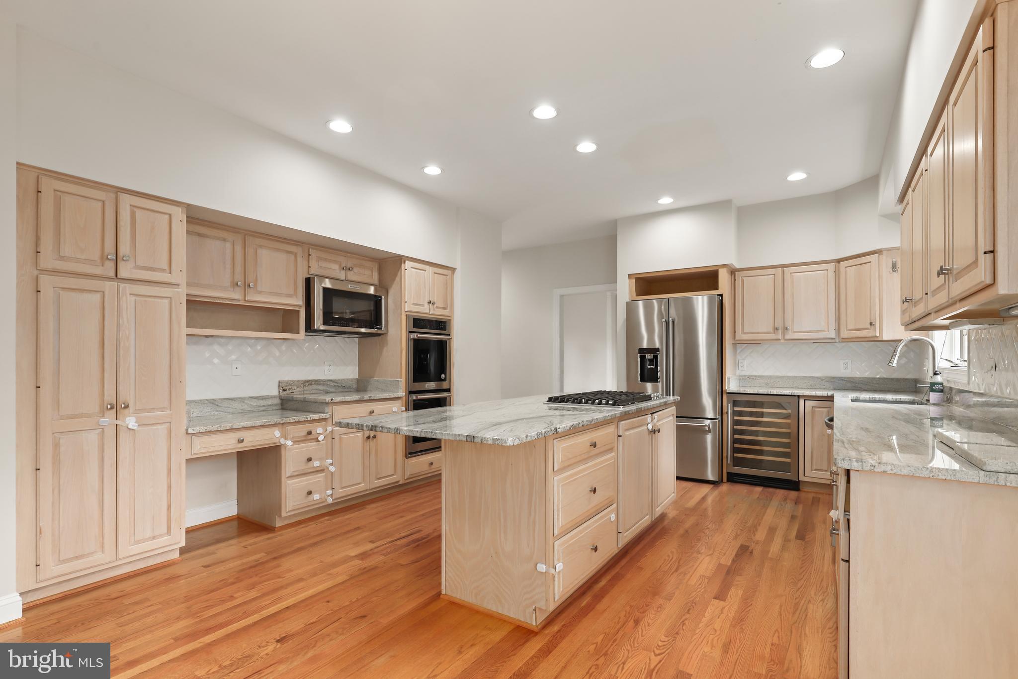 COUNTRY CLUB MANOR - Residential