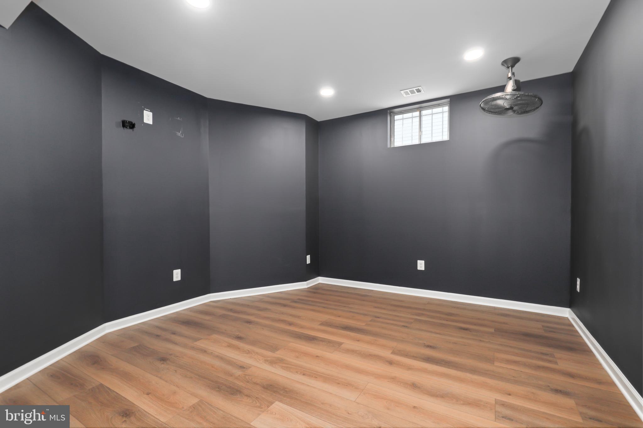 COUNTRY CLUB MANOR - Residential