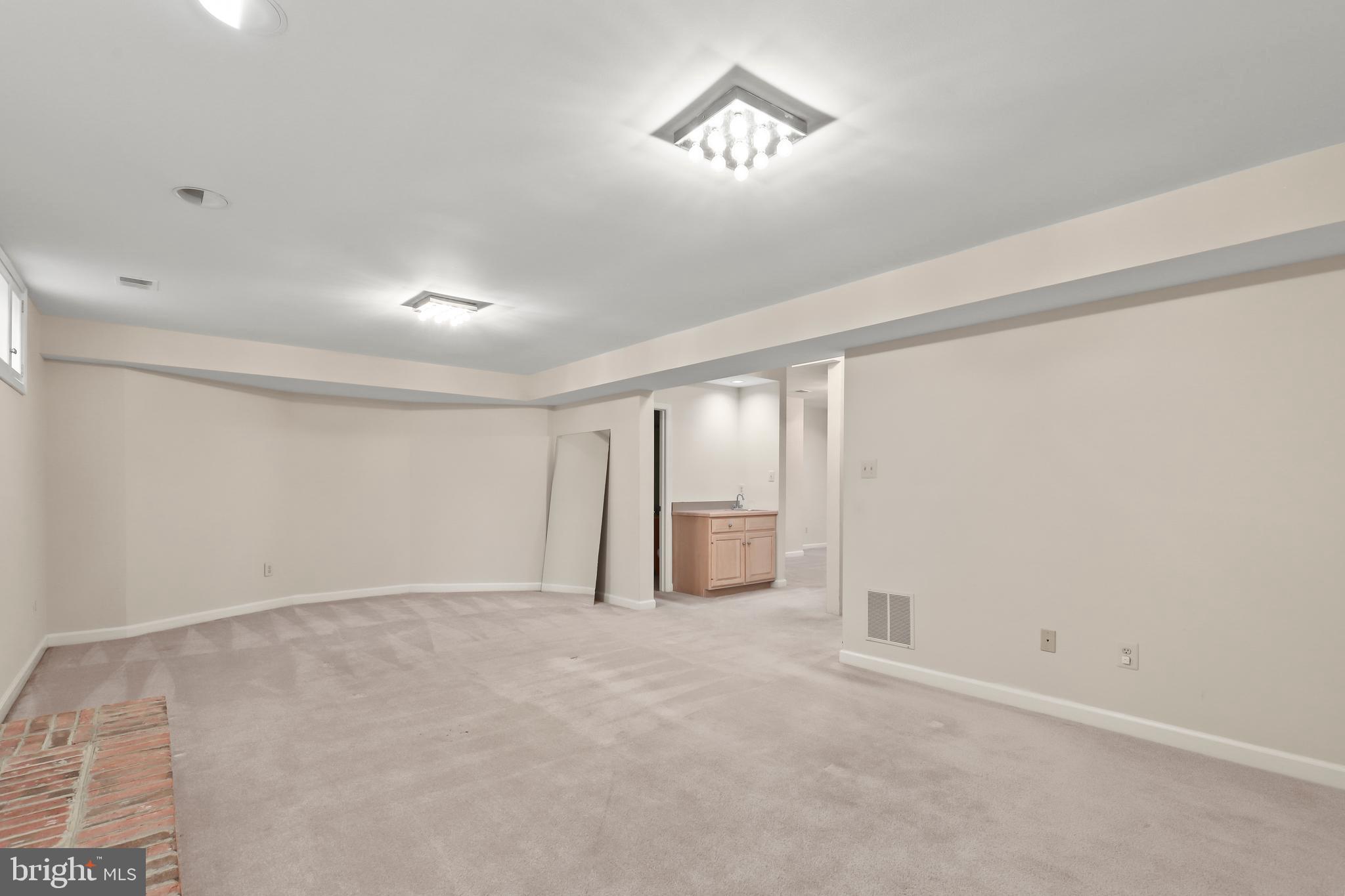 COUNTRY CLUB MANOR - Residential