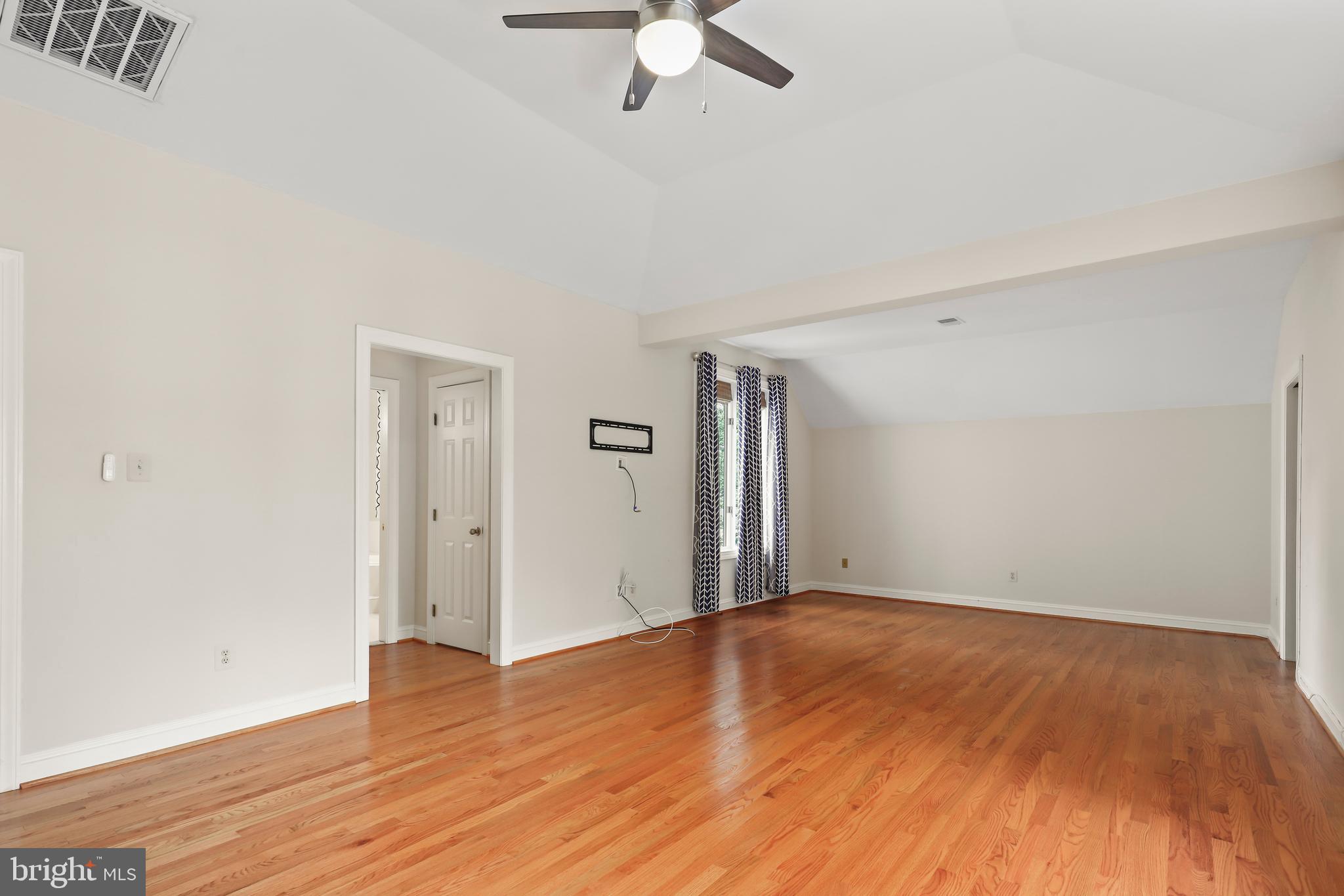 COUNTRY CLUB MANOR - Residential