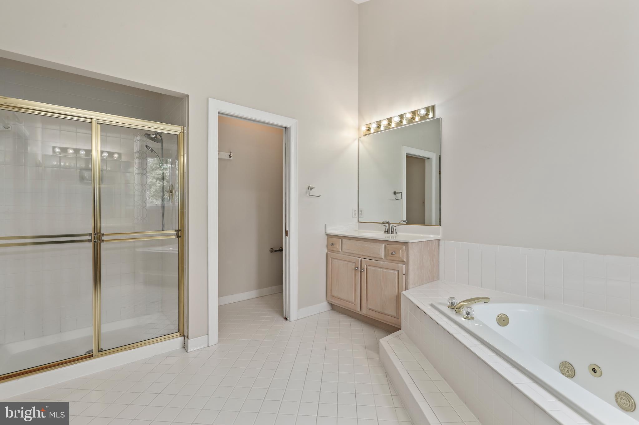 COUNTRY CLUB MANOR - Residential