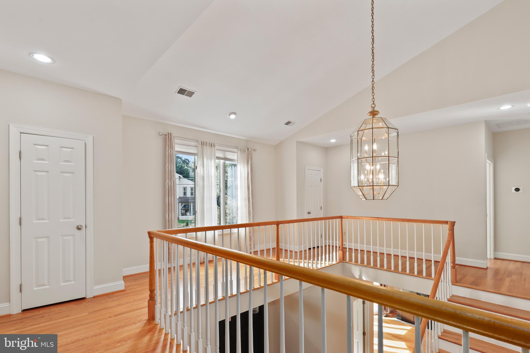 COUNTRY CLUB MANOR - Residential