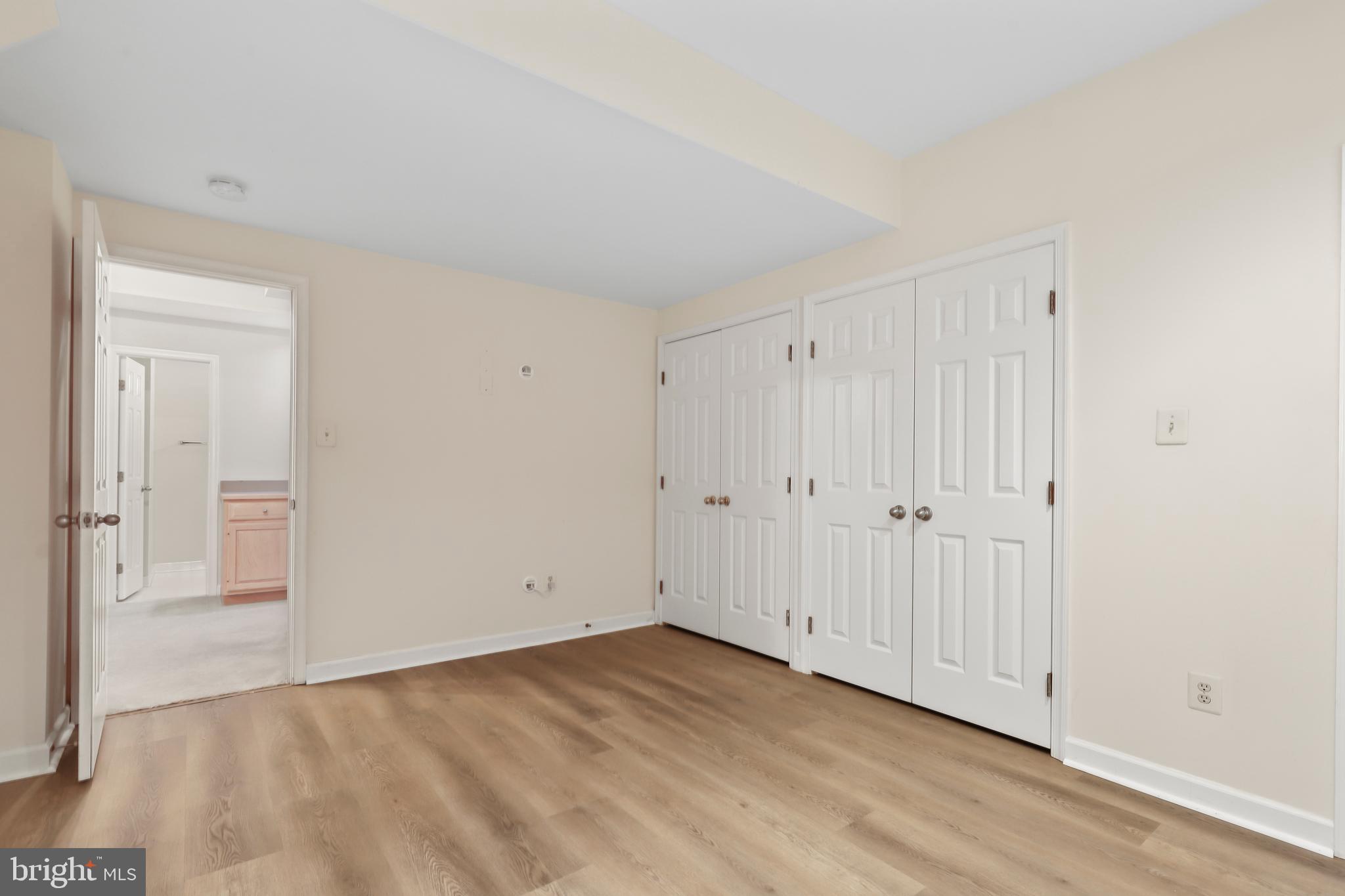 COUNTRY CLUB MANOR - Residential