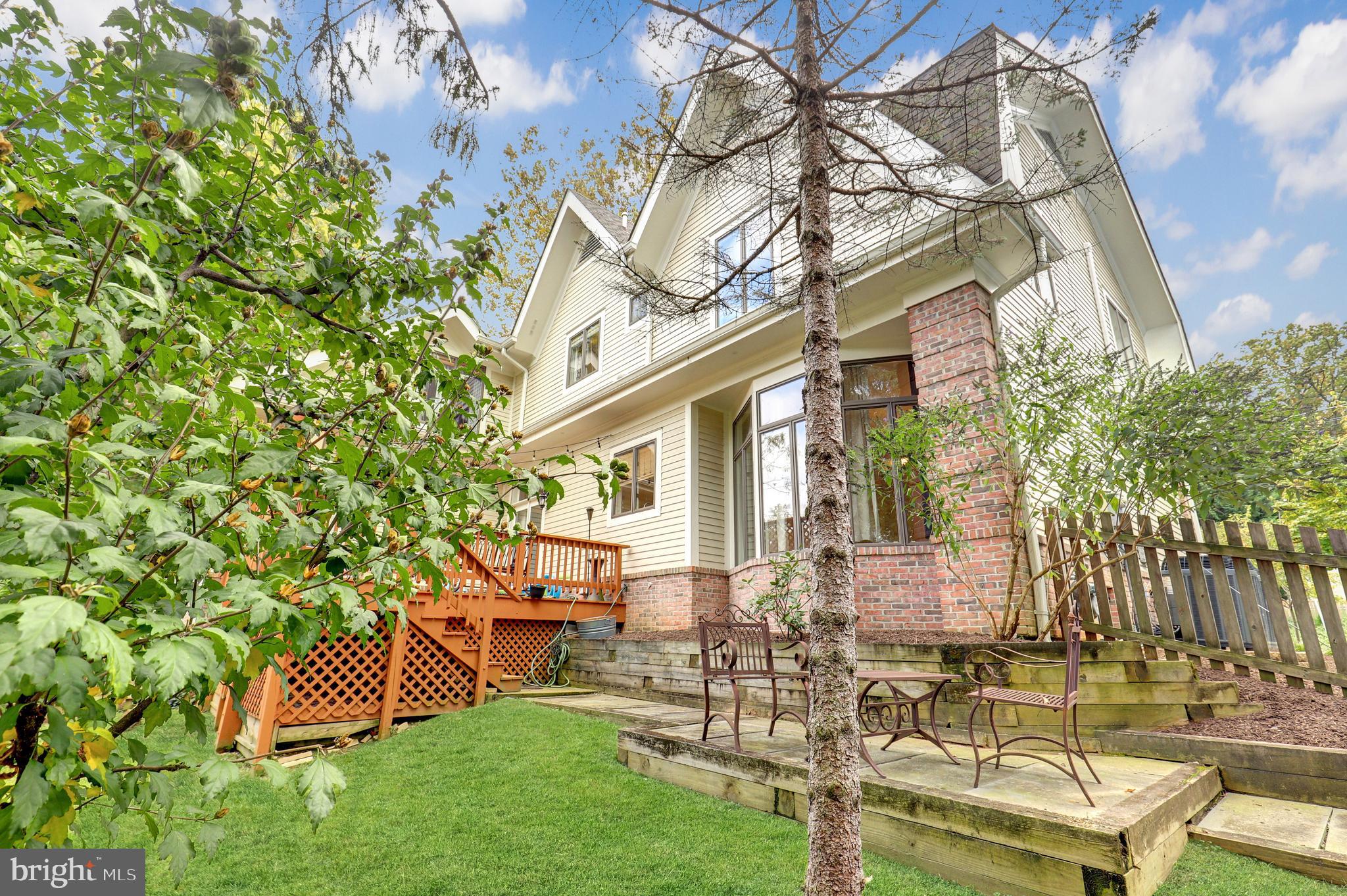 COUNTRY CLUB MANOR - Residential