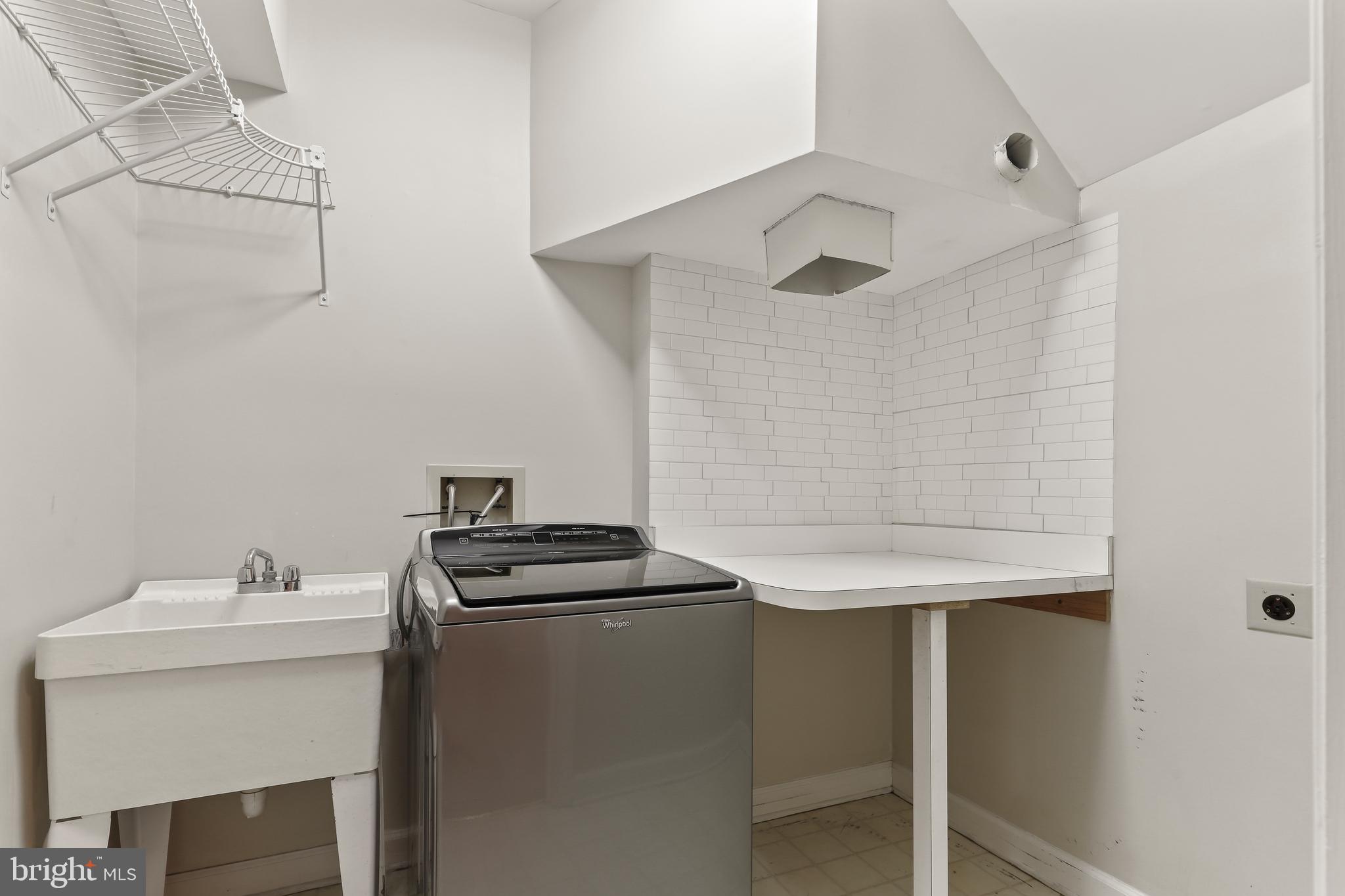 COUNTRY CLUB MANOR - Residential