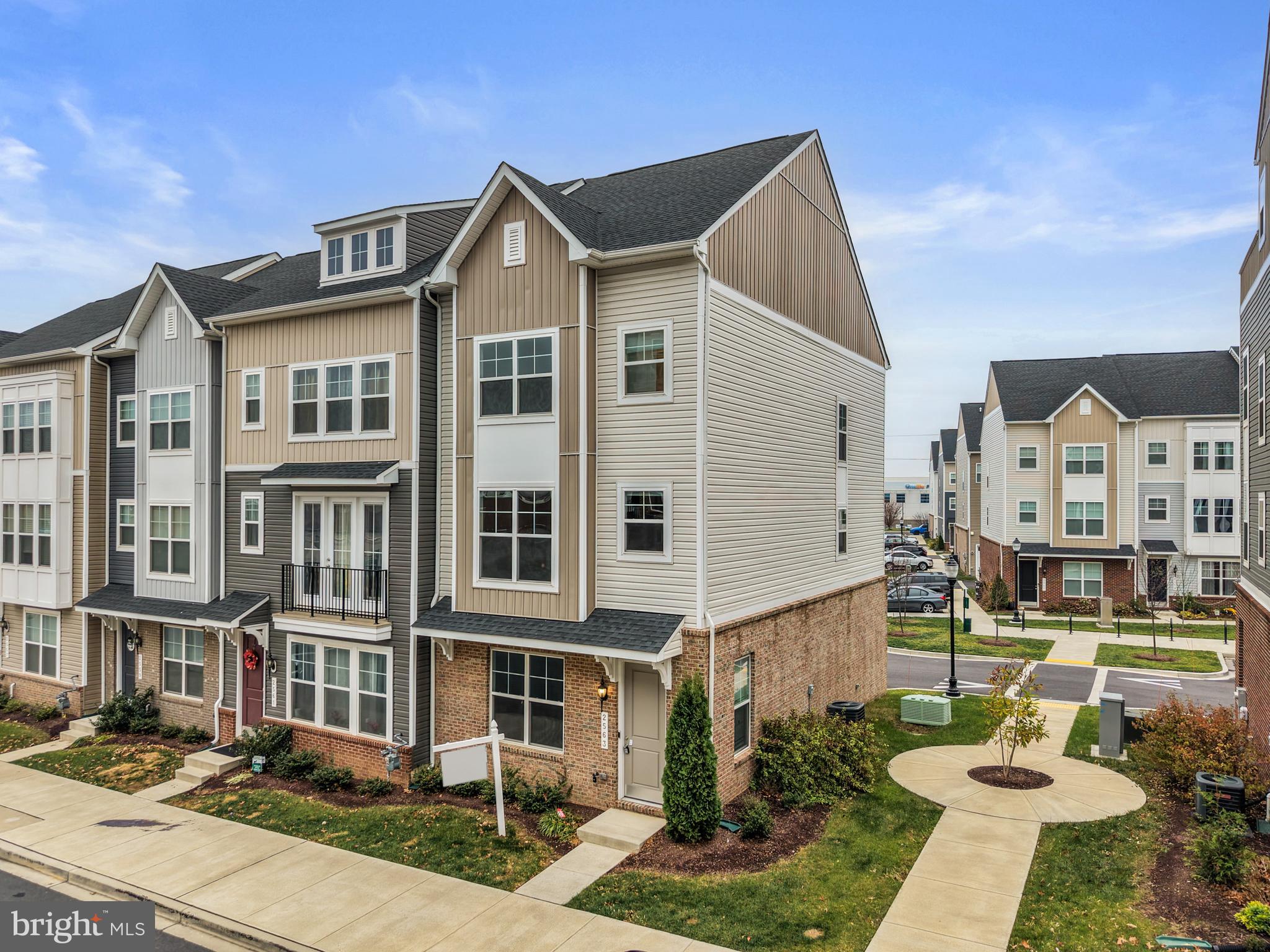 TOWNS AT MARKET COMMONS - Residential