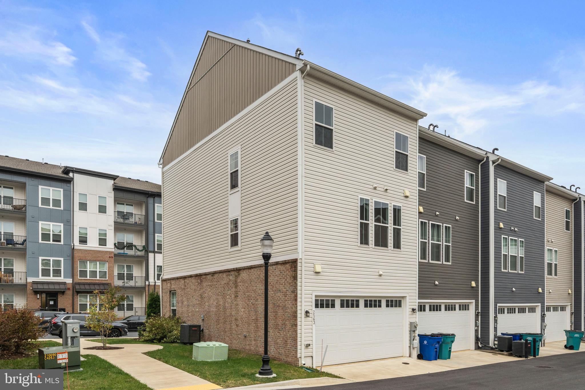 TOWNS AT MARKET COMMONS - Residential