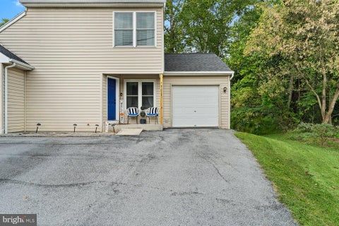 Townhouse For Sale - 9113 Joyce Lane<br/> HUMMELSTOWN, PA 17036