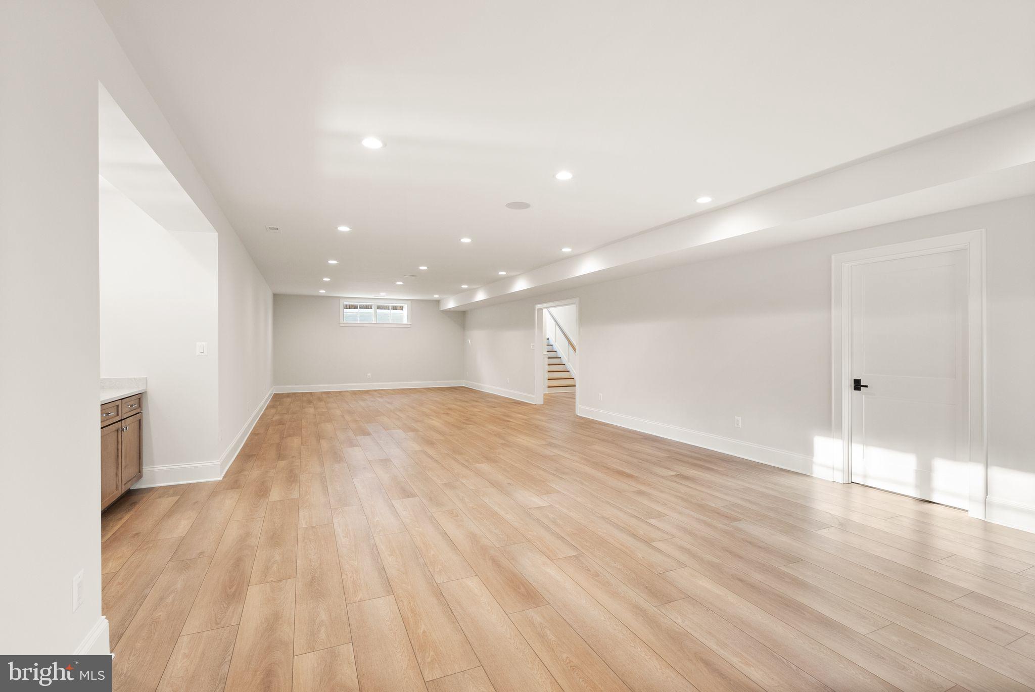 WILLIAMSBURG VILLAGE - Residential