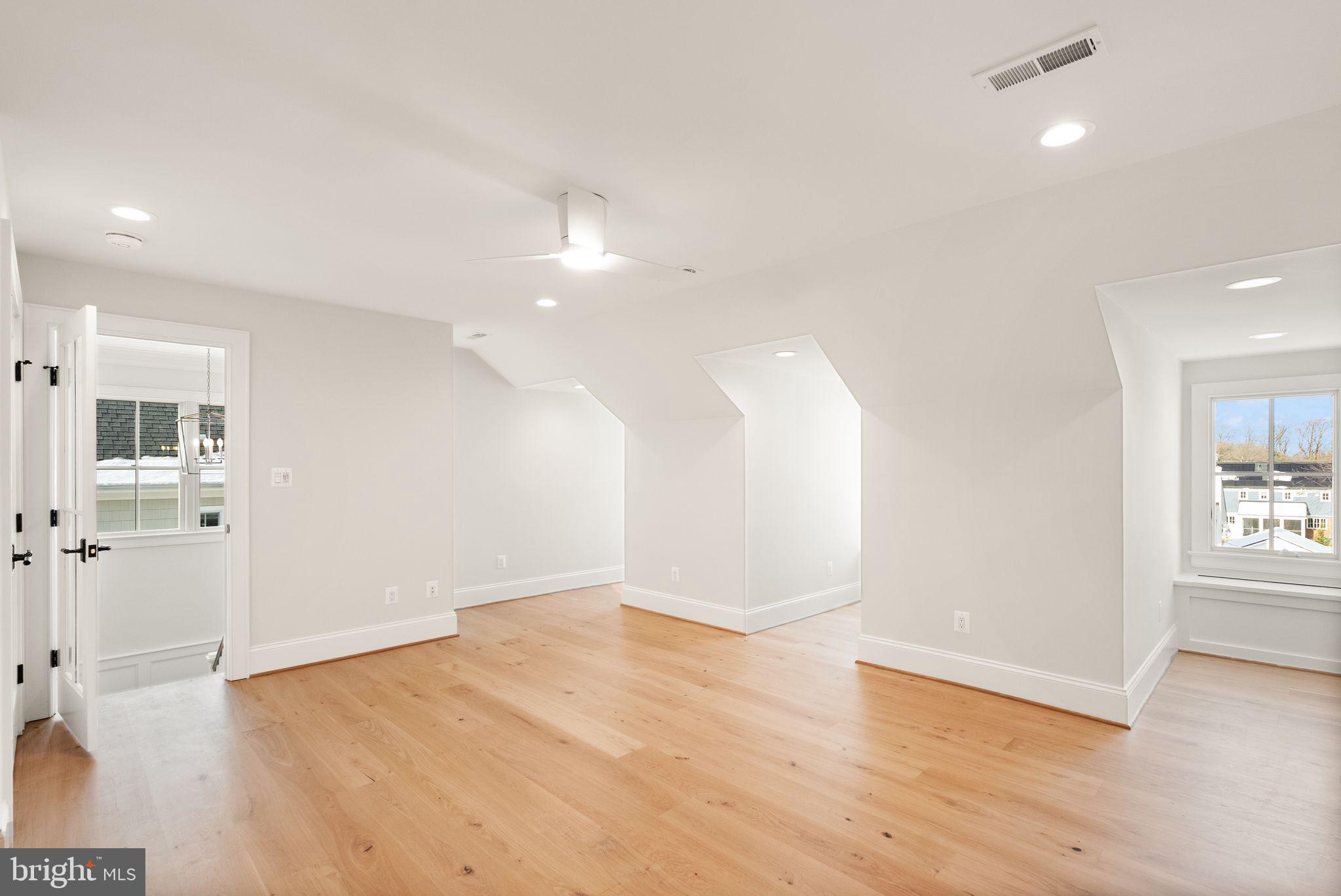 WILLIAMSBURG VILLAGE - Residential