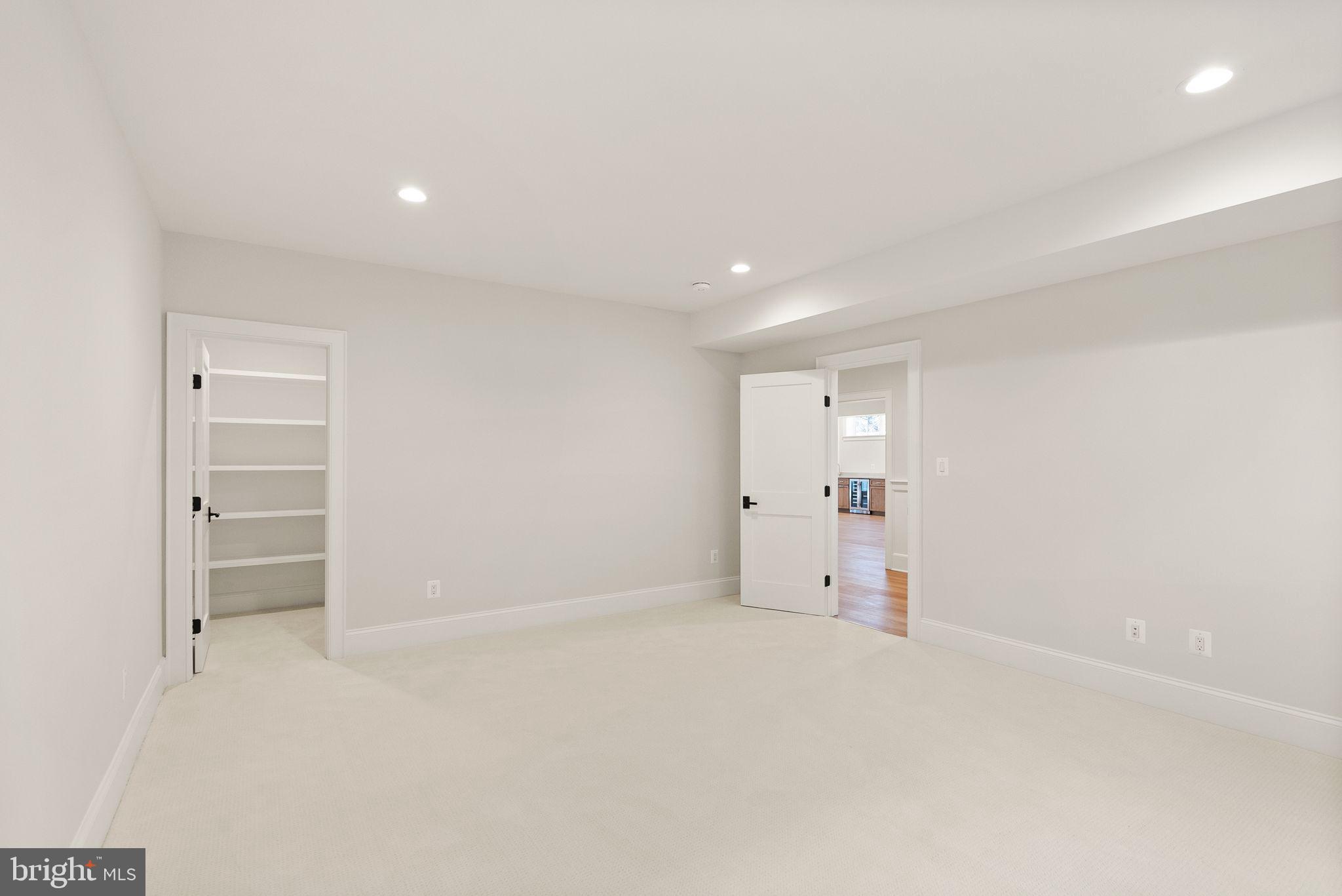 WILLIAMSBURG VILLAGE - Residential