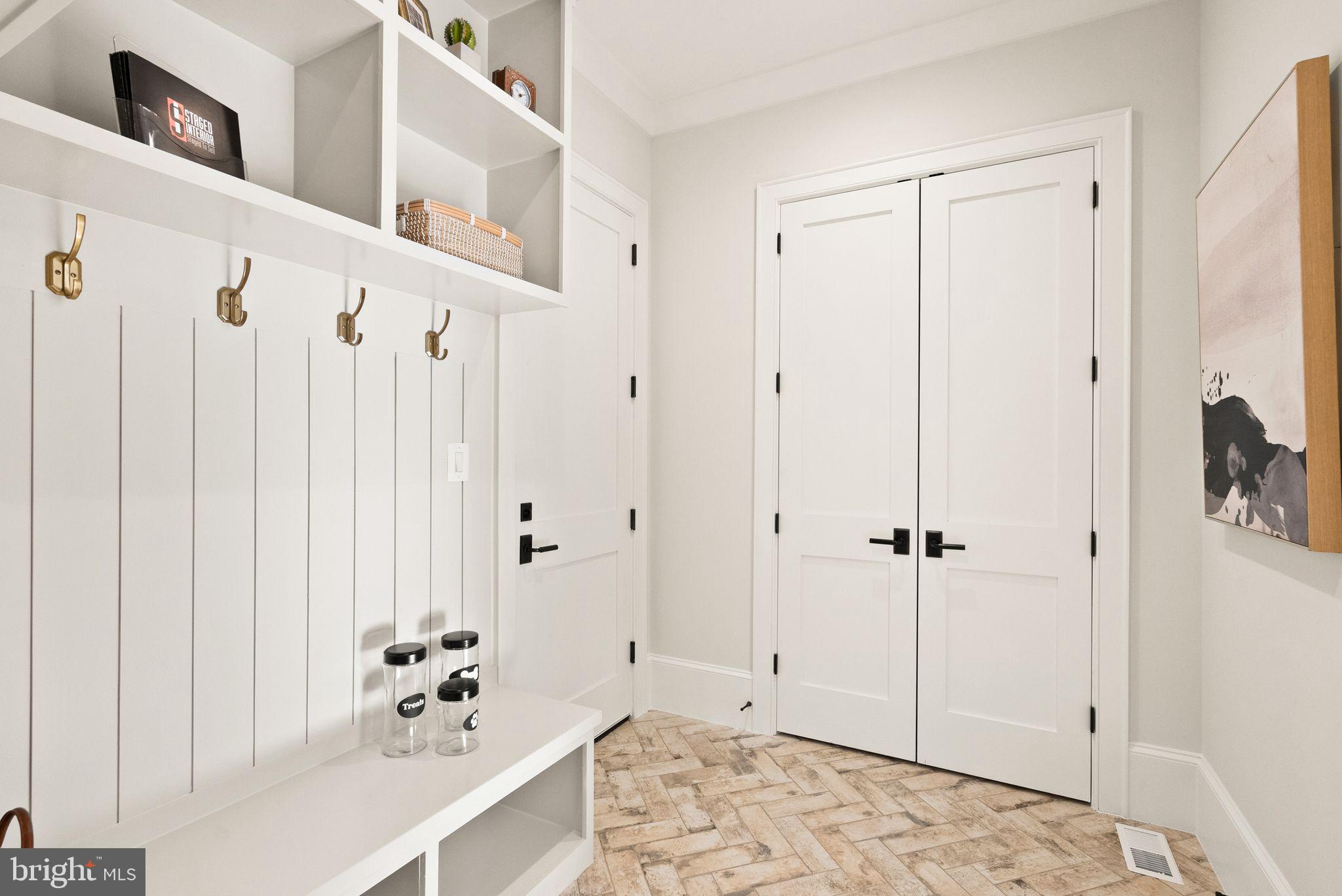 WILLIAMSBURG VILLAGE - Residential