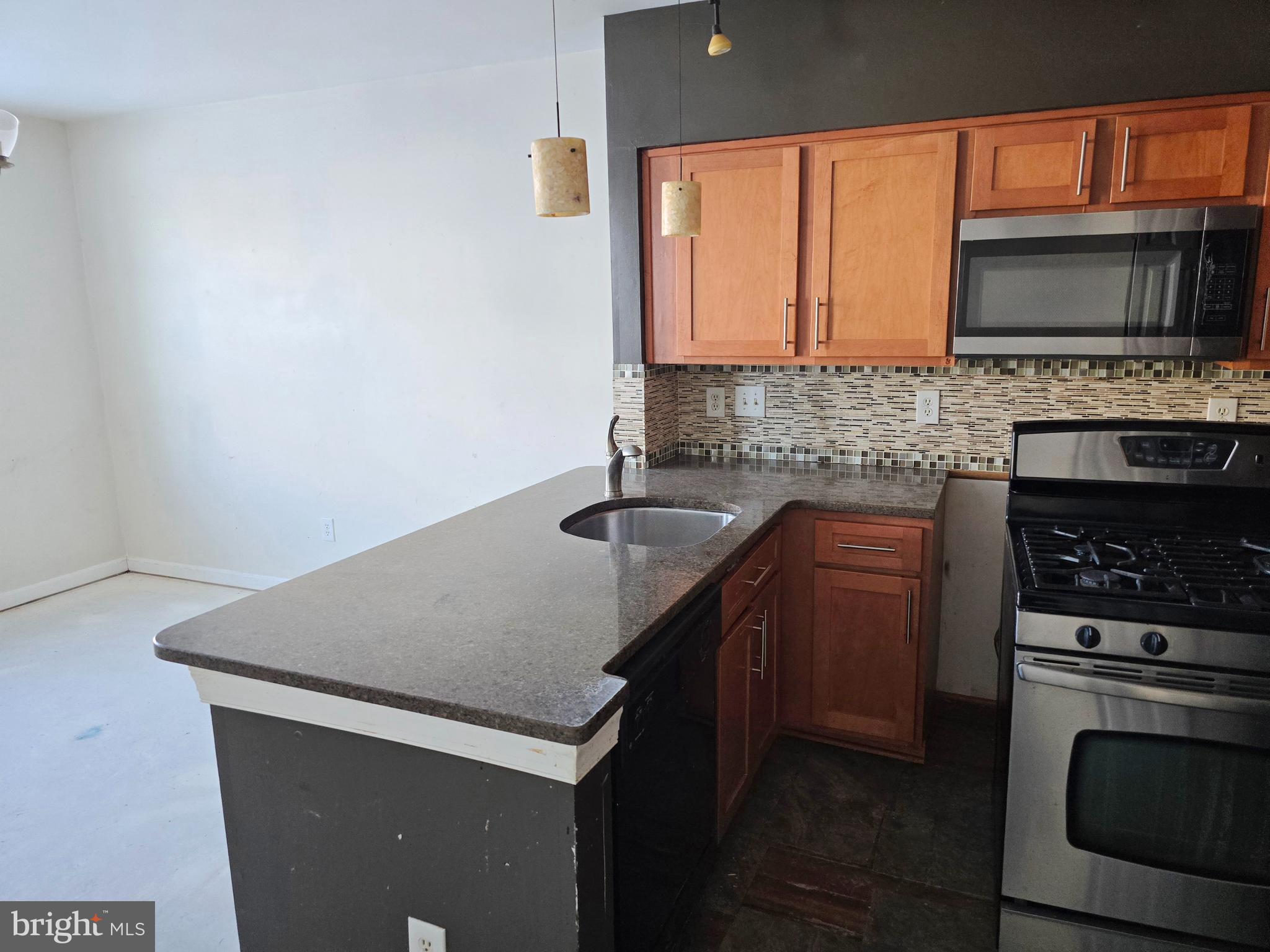 SAYBROOKE LANDING AT SEVEN OAKS CONDOMINIUM - Residential