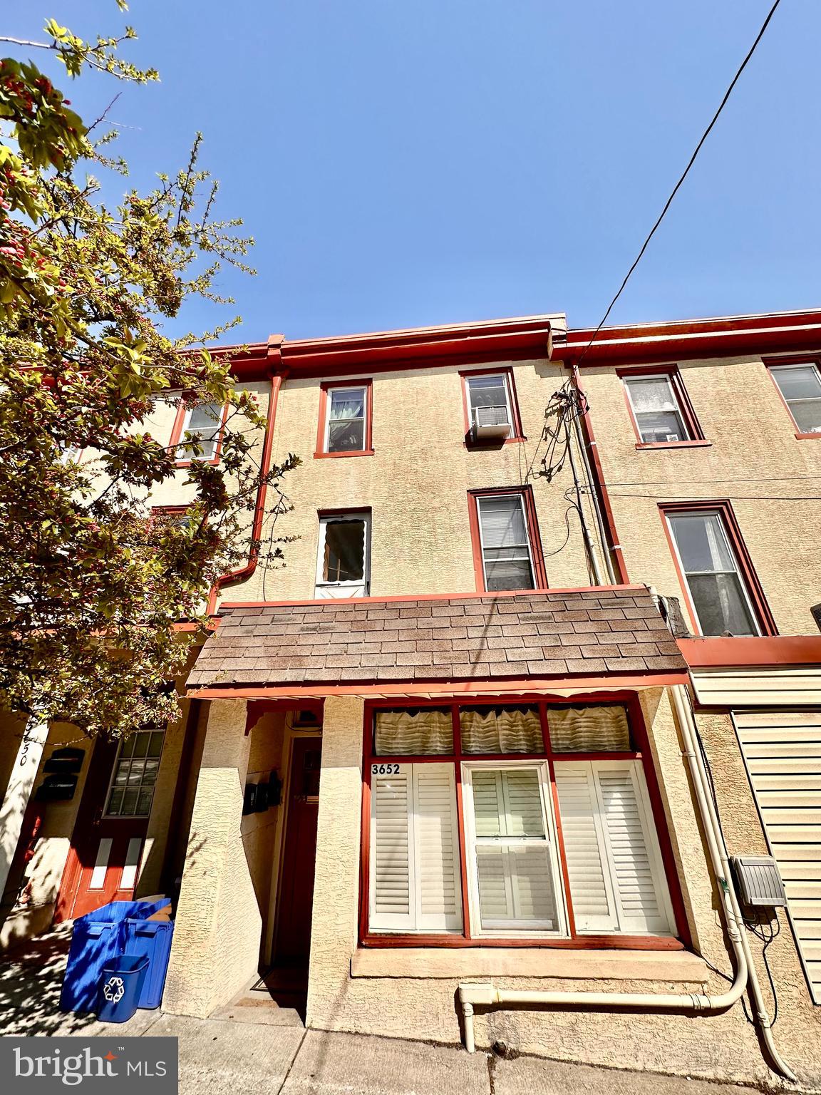 East Falls studio apartment available for July 1 occupancy. The top floor unit has been recently renovated. Separate modern kitchen with gas range. Tiled bathroom with shower tub. Laminate floors throughout. large bedroom/living space. Tenants pay gas and electric. No laundry. Great location close to the East Falls train station, Kelly Drive and East Falls eateries. Off street parking around the corner is available for an additional monthly fee. Strong credit and solid income required. First, last and one month security due at lease signing. Cat friendly with no added pet fees. Reach out for the video tour, showings and applications.