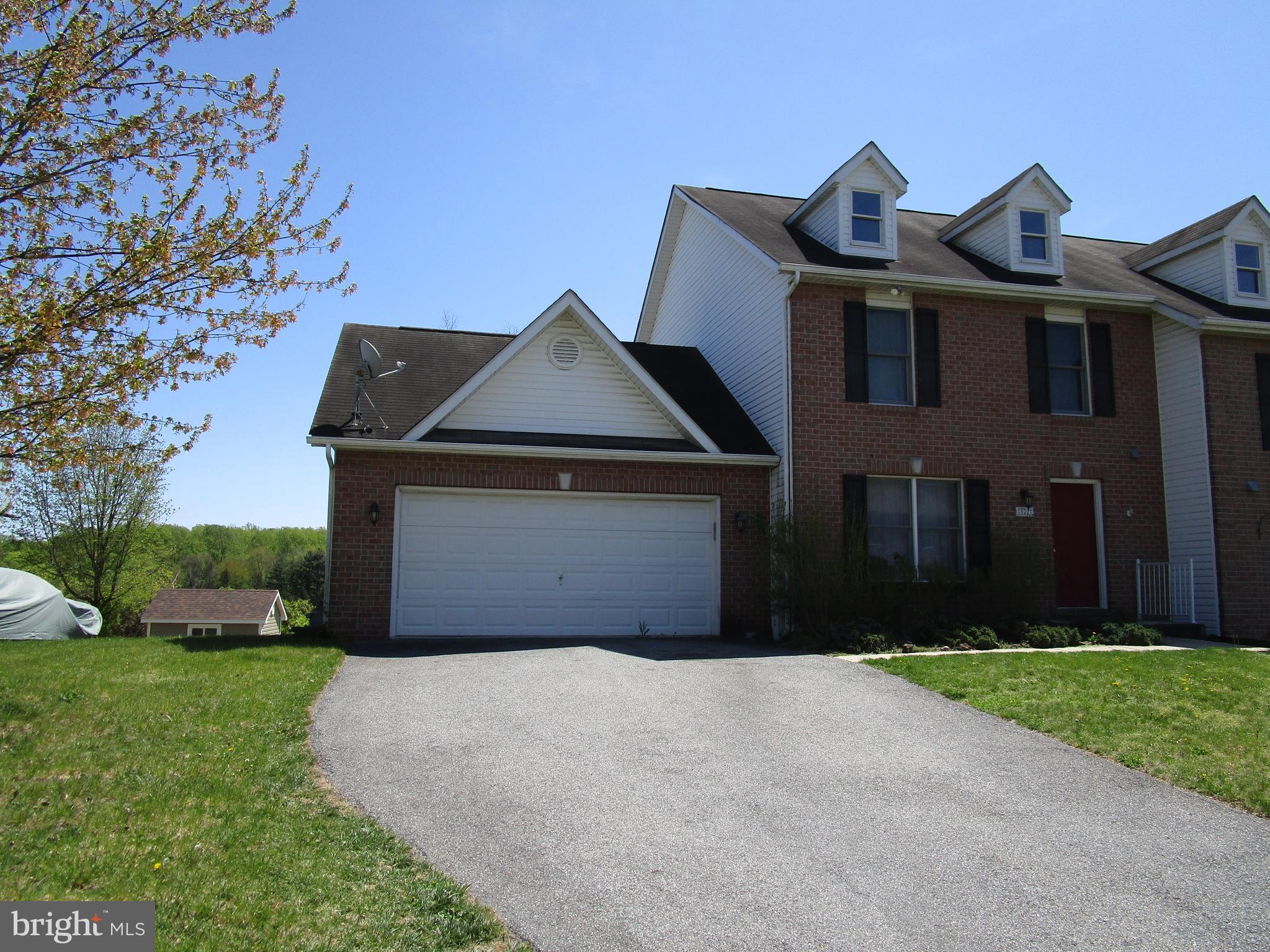 Available July 1 Hard to find large duplex with large two car garage and newer trex deck just off the spacious country kitchen. Two and 1/2 baths with ceramic flooring, walk in closet and large Primary Bedroom. Soaring 9 ft ceilings on the main level for an open airy fee. Ceiling fans and full basement with lots of room for storage. Convenient access to local shops and schools. Please no dogs or cats. Tenant insurance required
Tenant pays for trash pick up