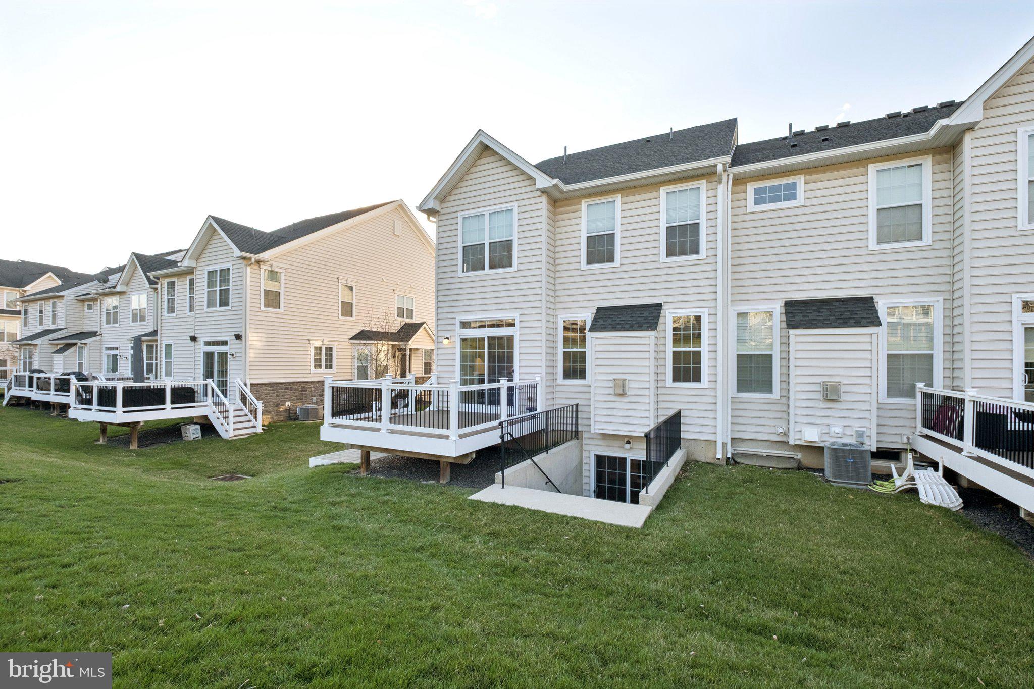 OAKS AT LAFAYETTE HILL - Residential