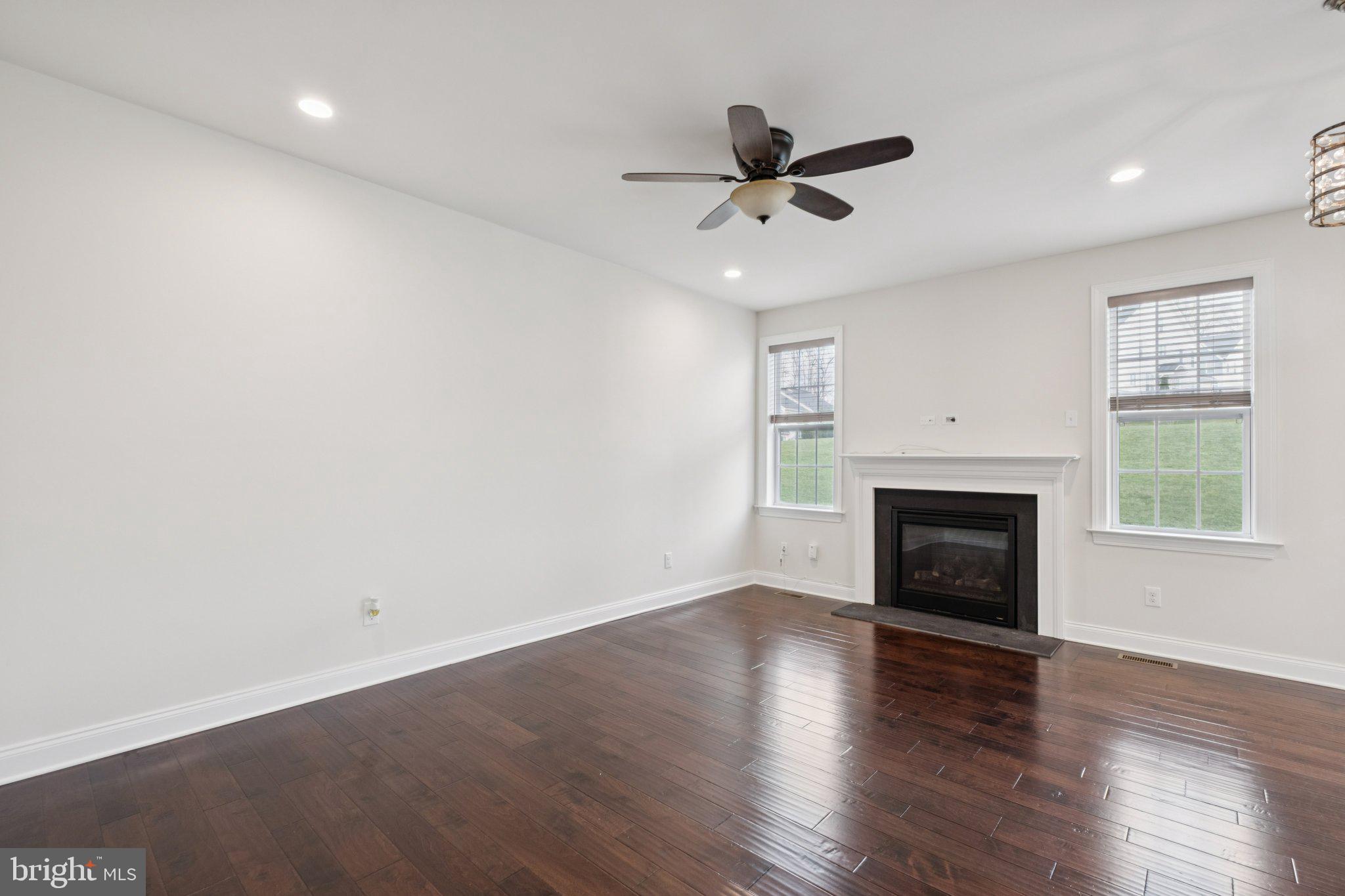 OAKS AT LAFAYETTE HILL - Residential