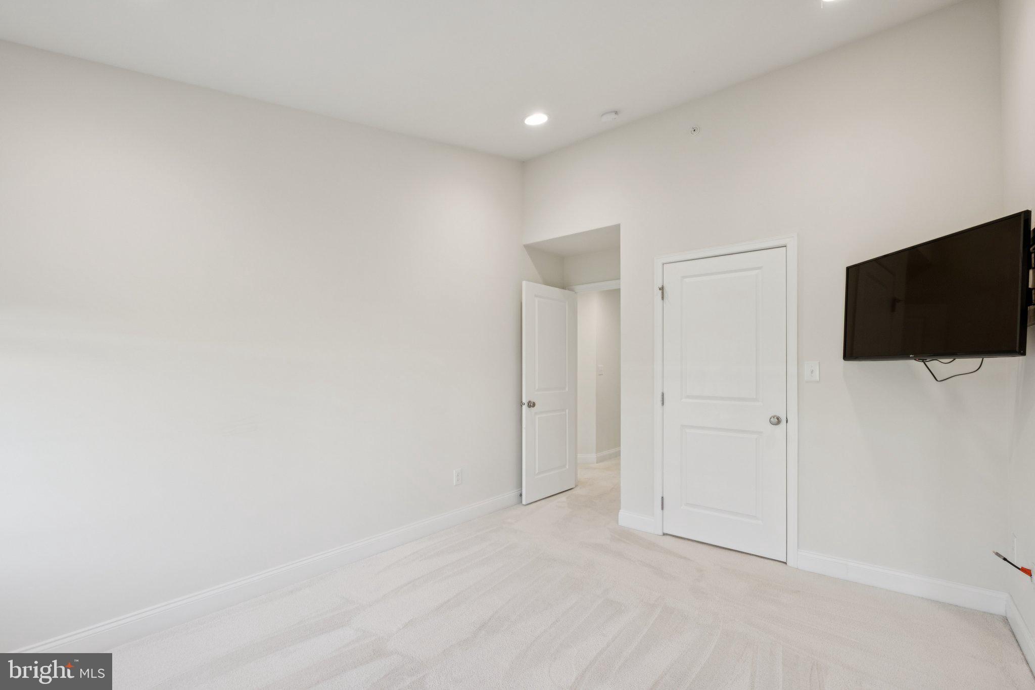 OAKS AT LAFAYETTE HILL - Residential