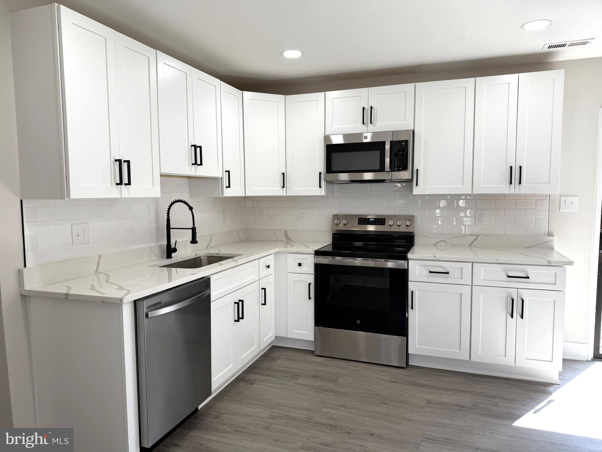 STONEYBROOKE - Residential