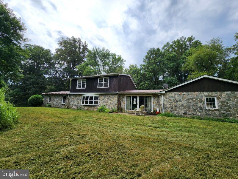 Great opportunity to own a large home situated on 3 acres, featuring a convenient two-car garage, four bedrooms, and two and a half bathrooms, along with a large fireplace.
This property is a fantastic chance for someone to bring their tools and imagination to restore this home to its full potential.
