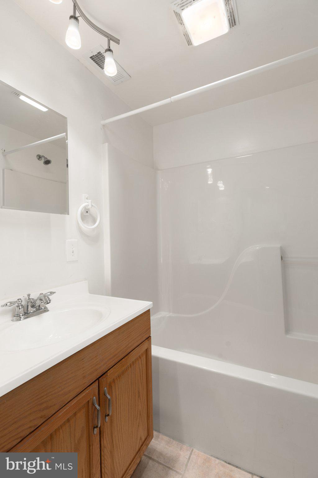 CONSTANT FRIENDSHIP - Residential