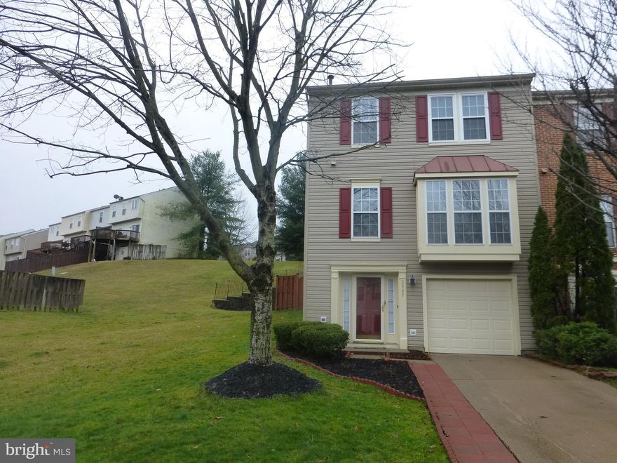 BEAUTIFUL UPDATED END UNIT TOWN HOUSE IN RIVER OAKS.  THE OWNERS HAVE METICULOUSLY MAINTAINED AND UPDATED THE HOME WITH CURRENT PAINT COLORS AND OTHER CUSTOM DETAILS THROUGHOUT. THE LOWER LEVEL DEN HAS A GAS FIREPLACE, LAUNDRY AREA, HALF BATH AND ACCESS TO THE GARAGE.  THE MID LEVEL IS OPEN CONCEPT.  KITCHEN, DINING AND LIVING ROOM HAVE HARDWOOD FLOORS THAT OPEN TO A LARGE DECK FOR ENTERTAINING. THE KITCHEN IS WELL APPOINTED WITH SS APPLIANCES, GAS STOVE, BEAUTIFUL GRANITE AND ISLAND. THE THIRD FLOOR HAS THREE BEDROOMS; ALL WITH VAULTED CEILINGS.  THE MASTER BEDROOM HAS A WALK-IN CLOSET, LARGE BATH WITH SOAKING TUB, SEPARATE SHOWER, DOUBLE SINKS AND PLENTY OF COUNTER SPACE.  THE HALL BATHROOM ALSO HAS DOUBLE SINKS AND NEUTRAL TILE. MUST SEE THIS HOME.  SHOWS TRUE PRIDE IN OWNERSHIP AND SHOULD BE MARKED AS THE FIRST AND ONLY ONE ON YOUR LIST OF MUST SEES.