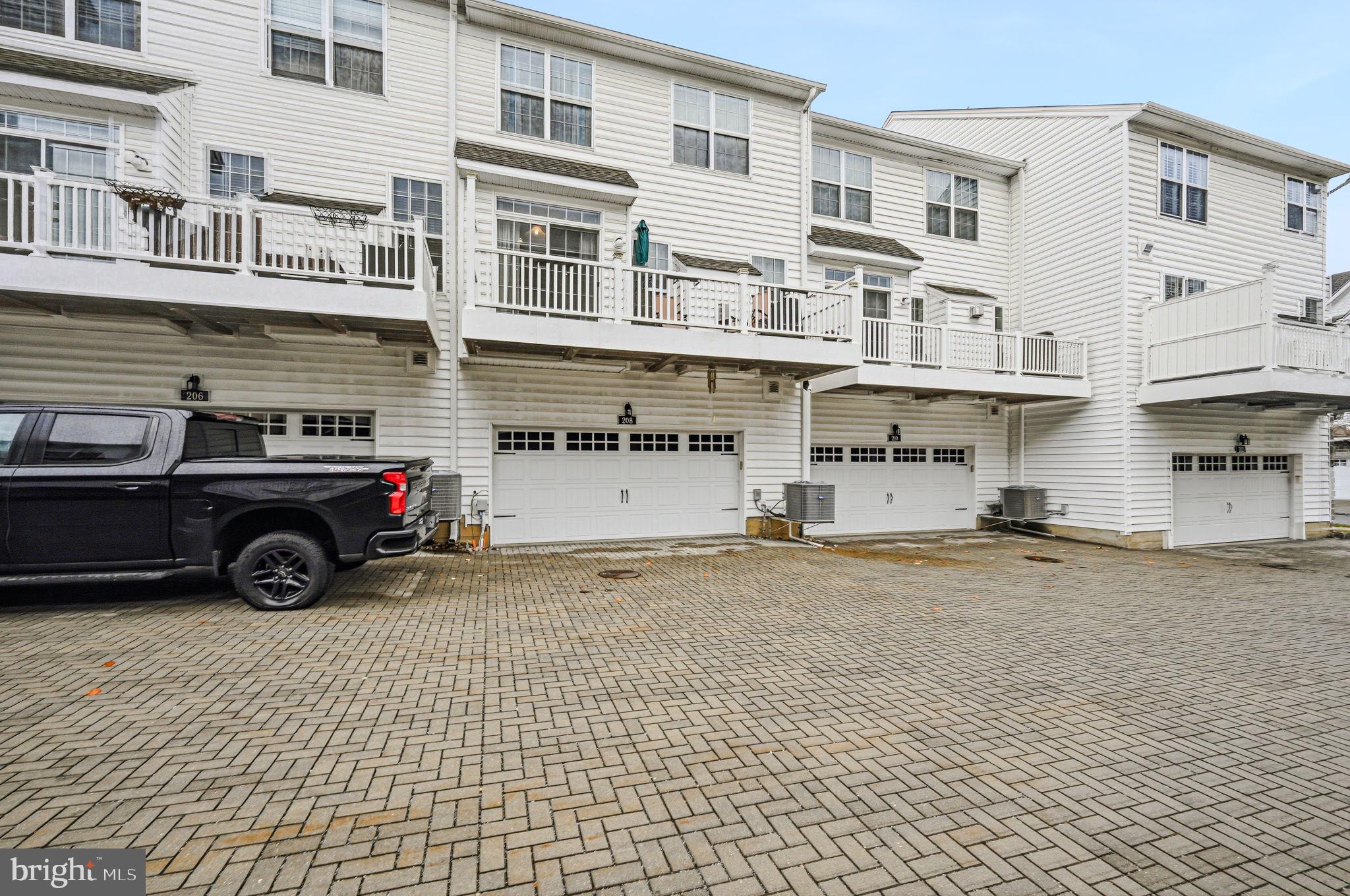 208 JACKDAW ALLEY 208