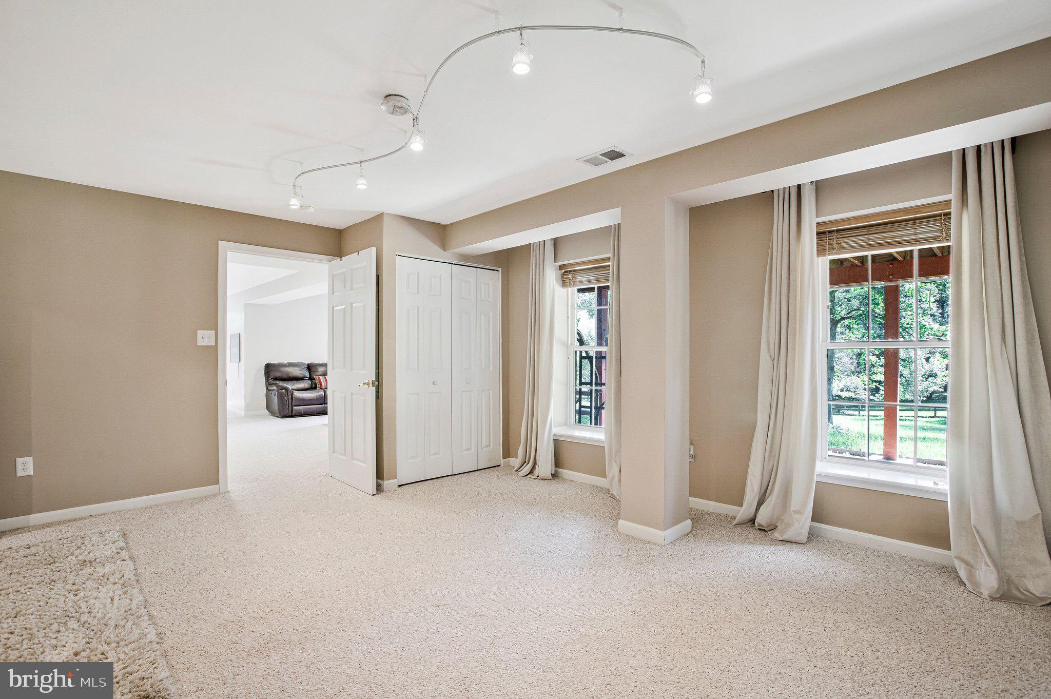 JONATHANS DELIGHT - Residential