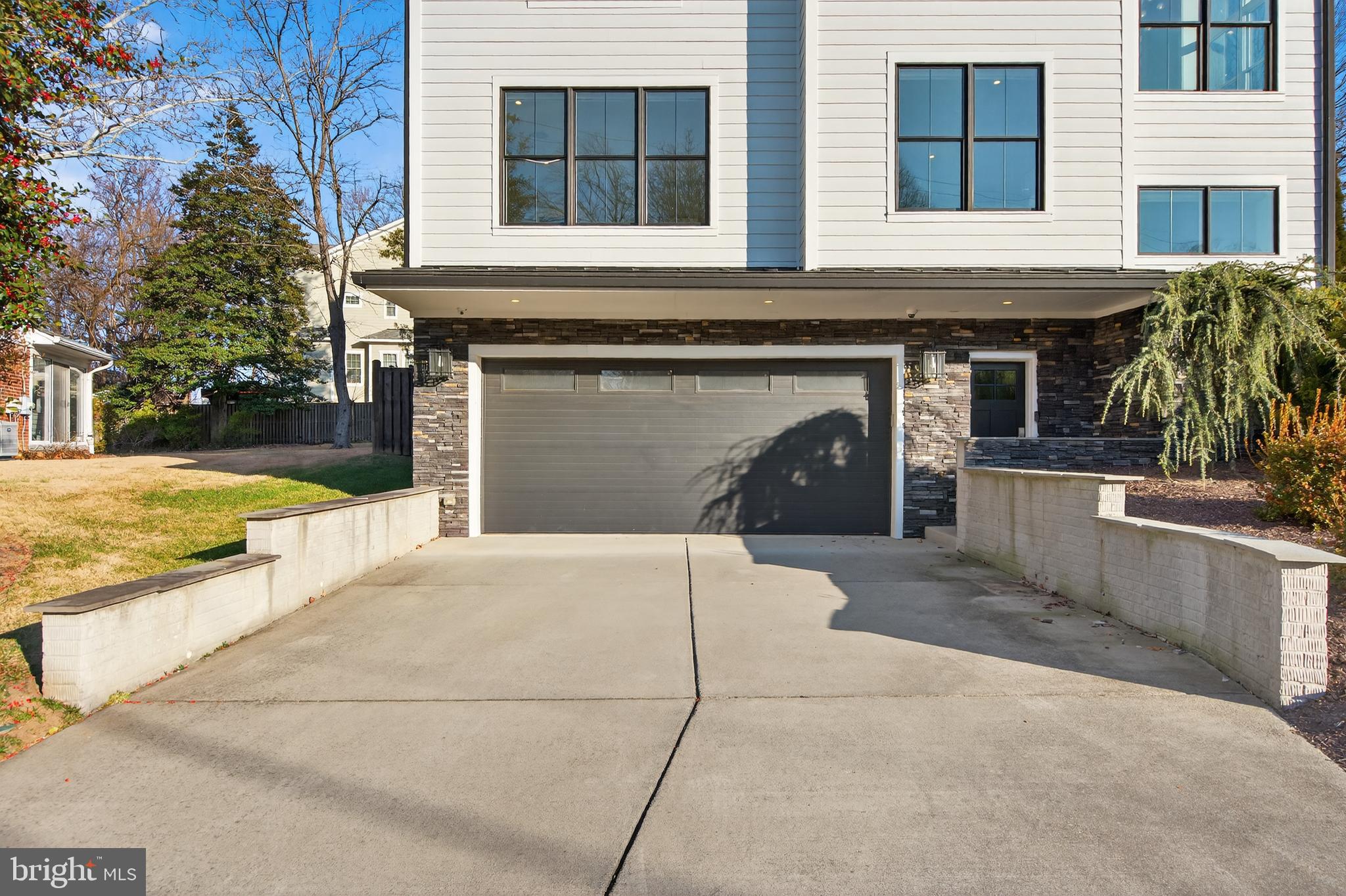 CRESCENT HILLS - Residential