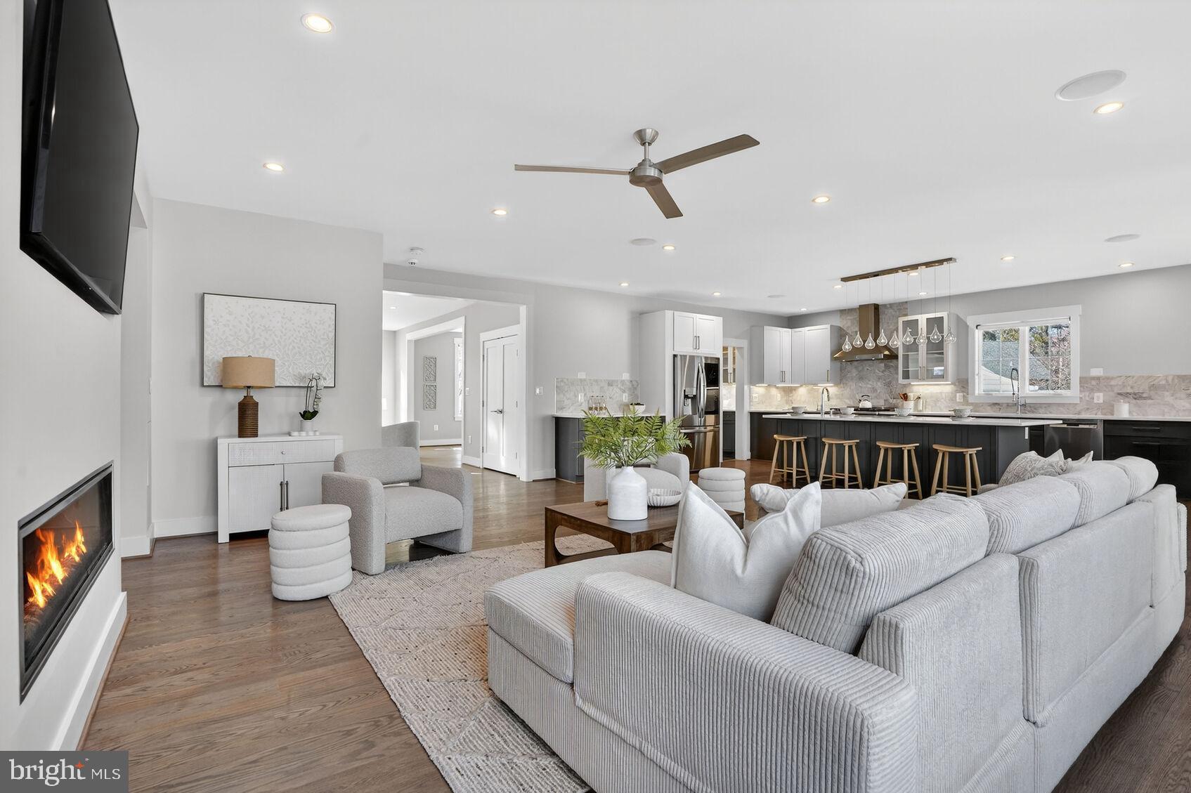 CRESCENT HILLS - Residential