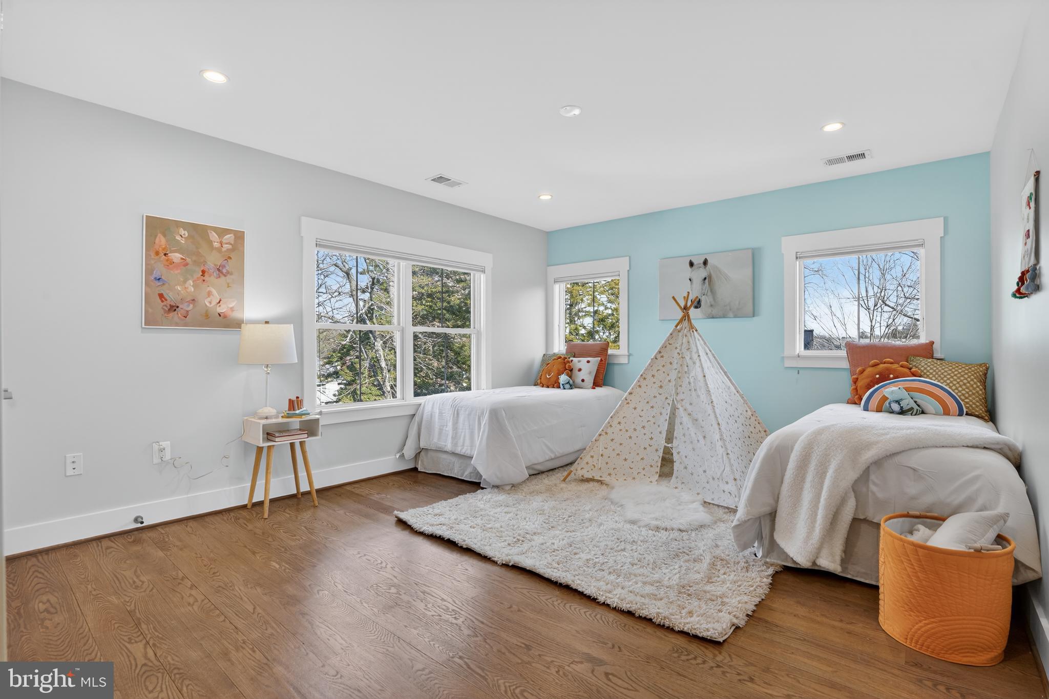 CRESCENT HILLS - Residential