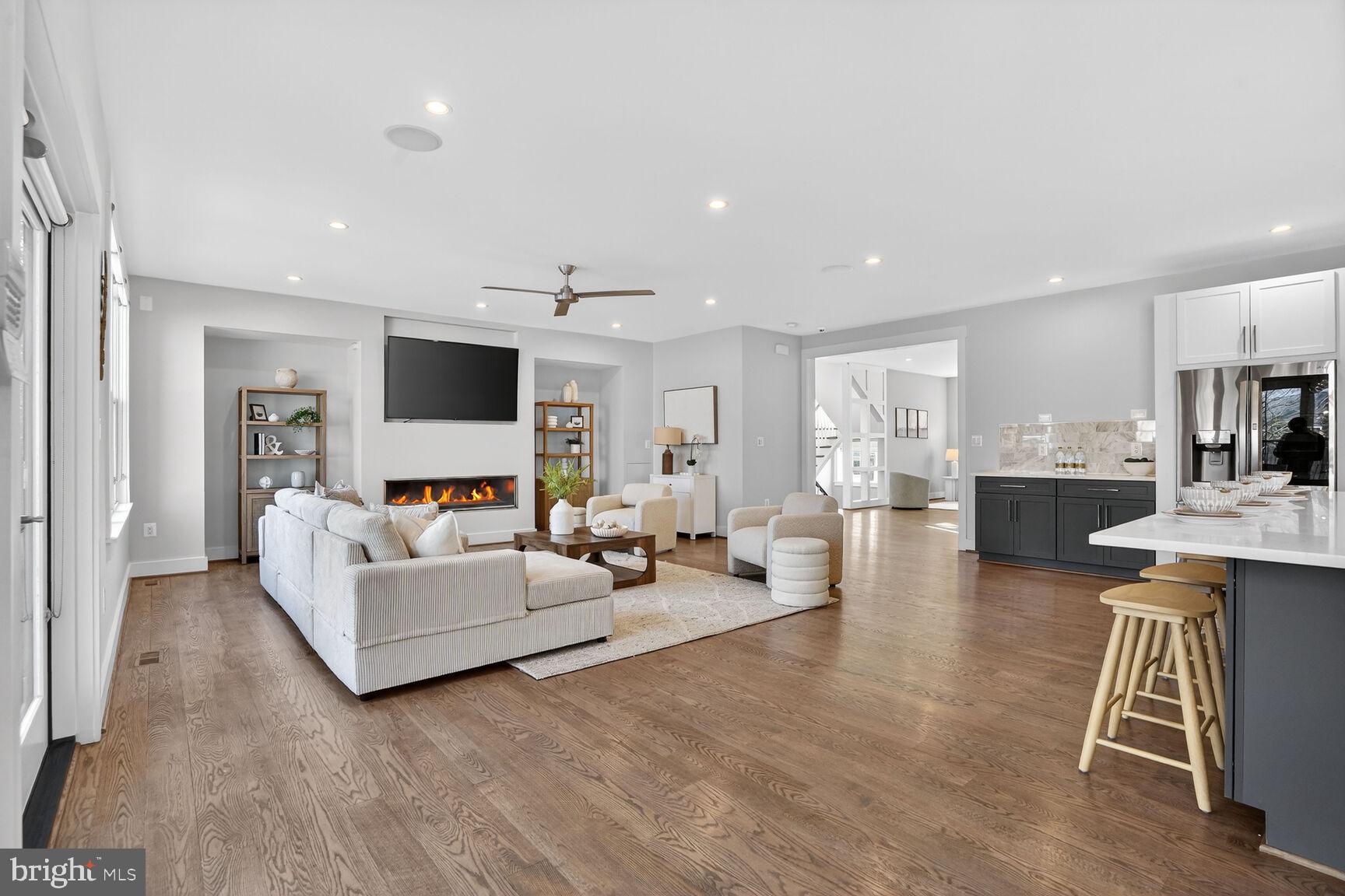 CRESCENT HILLS - Residential