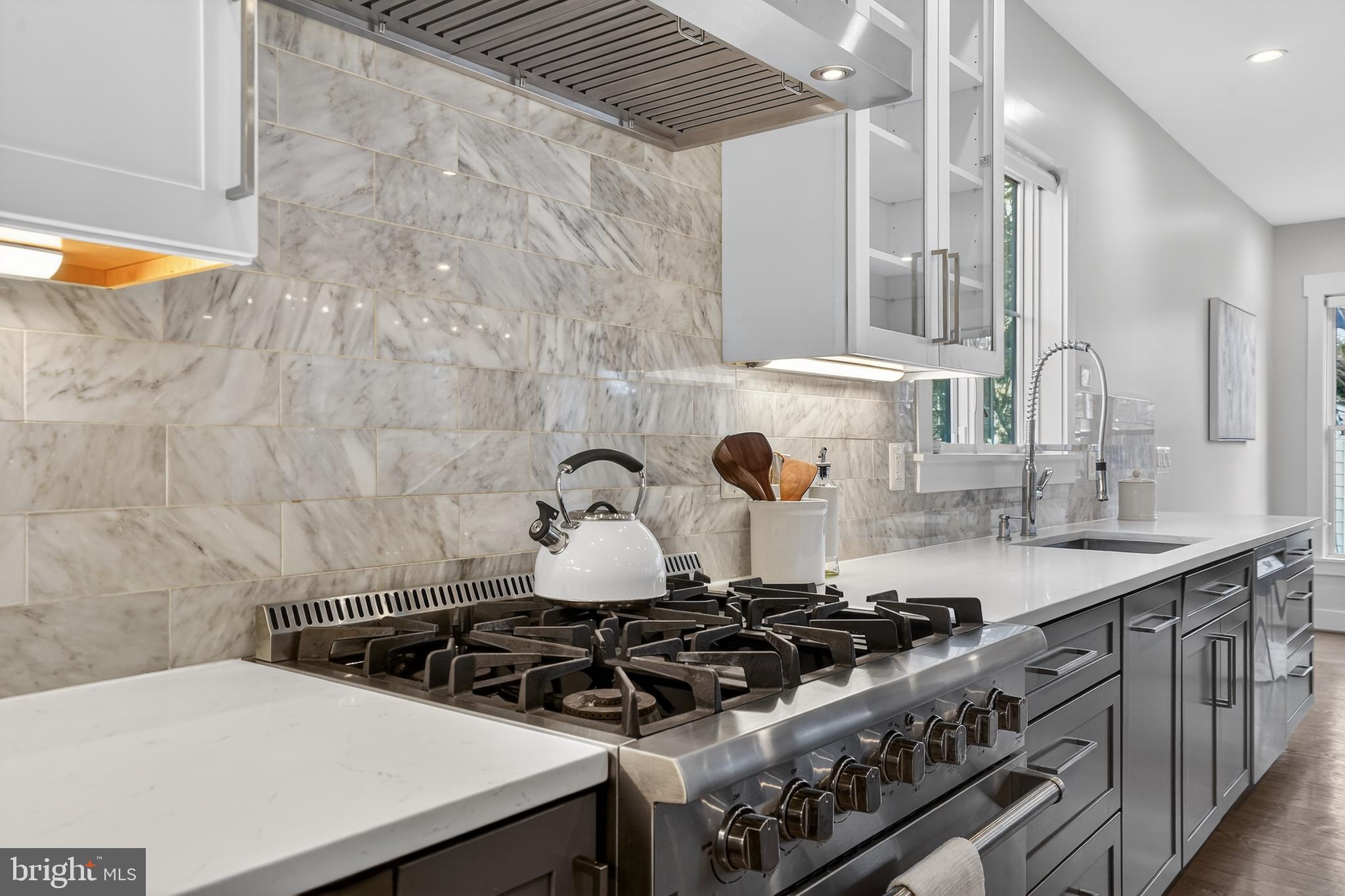 CRESCENT HILLS - Residential