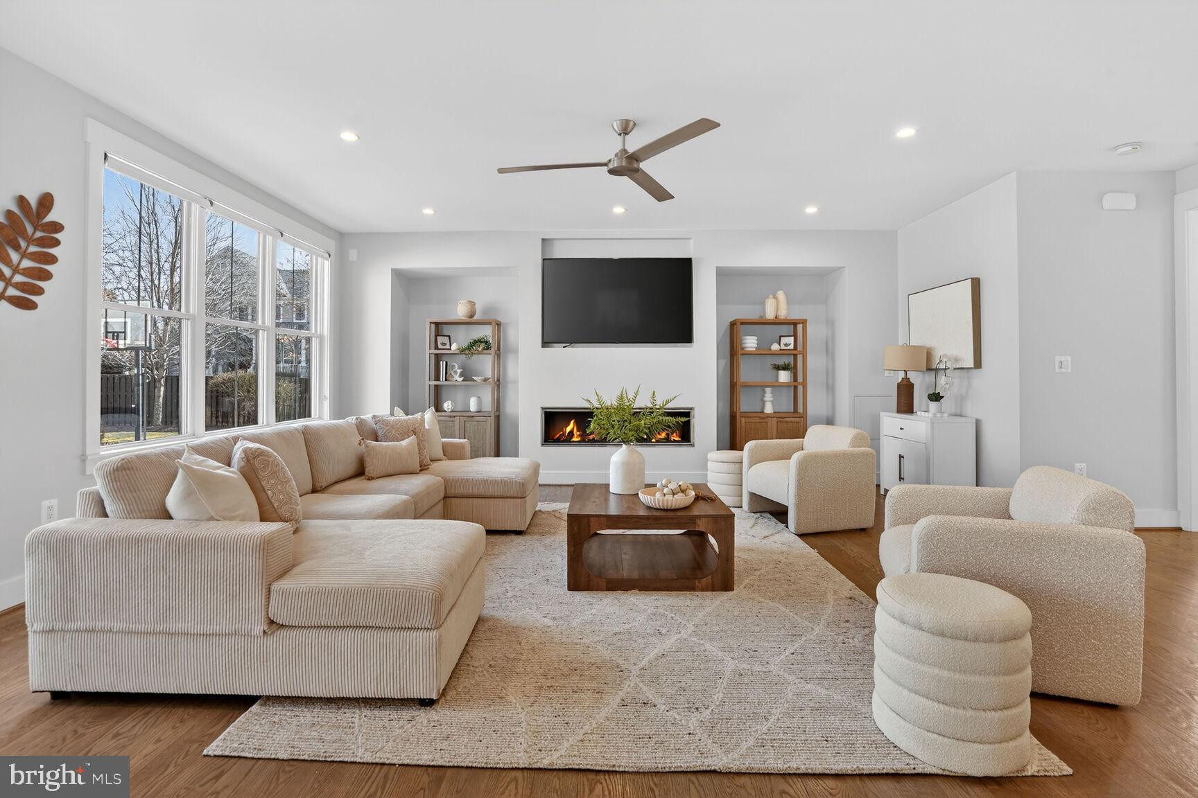 CRESCENT HILLS - Residential