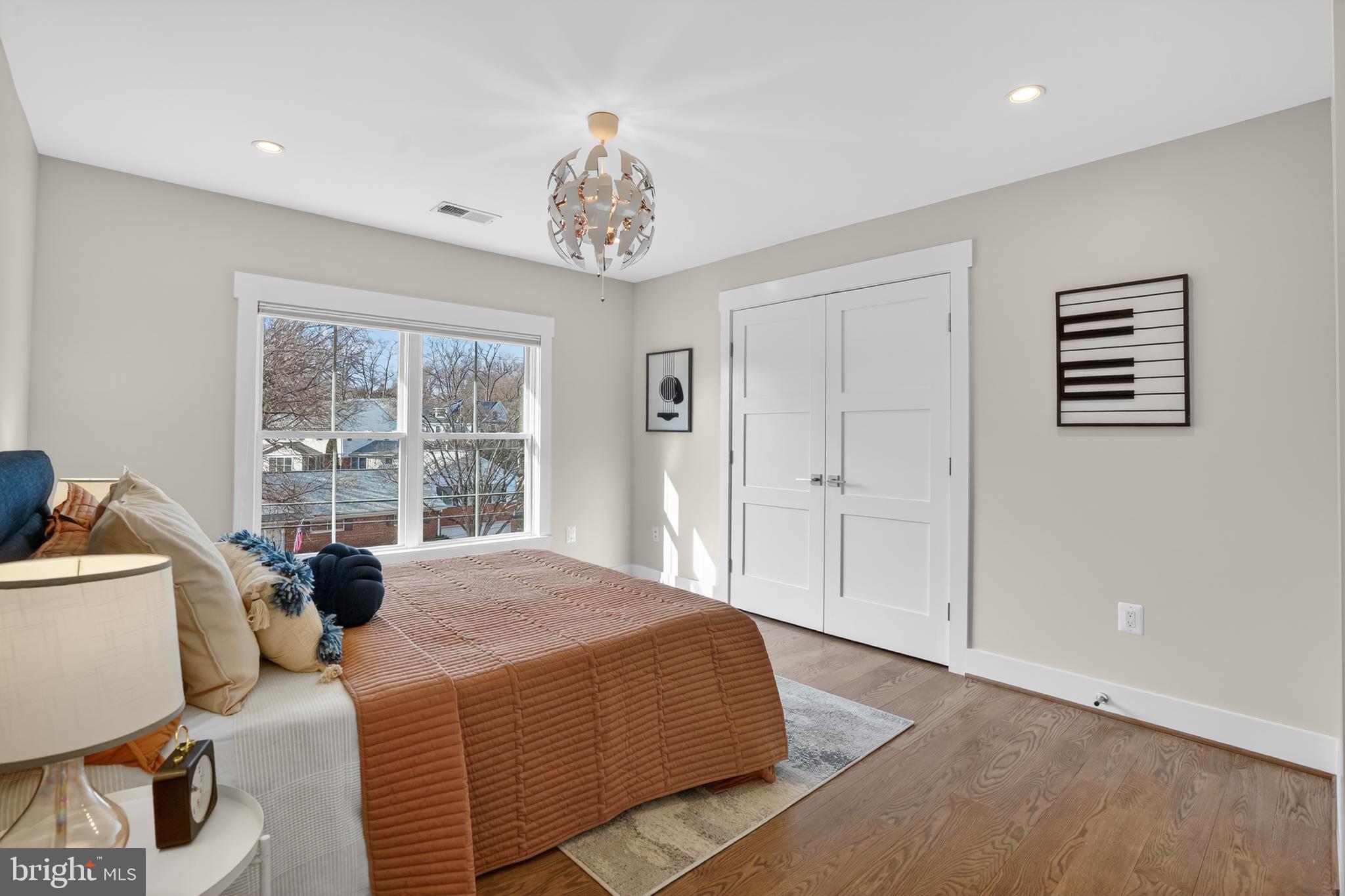 CRESCENT HILLS - Residential