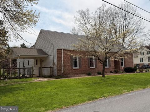 195 E YELLOWBREECHES ROAD CARLISLE PA 17015
