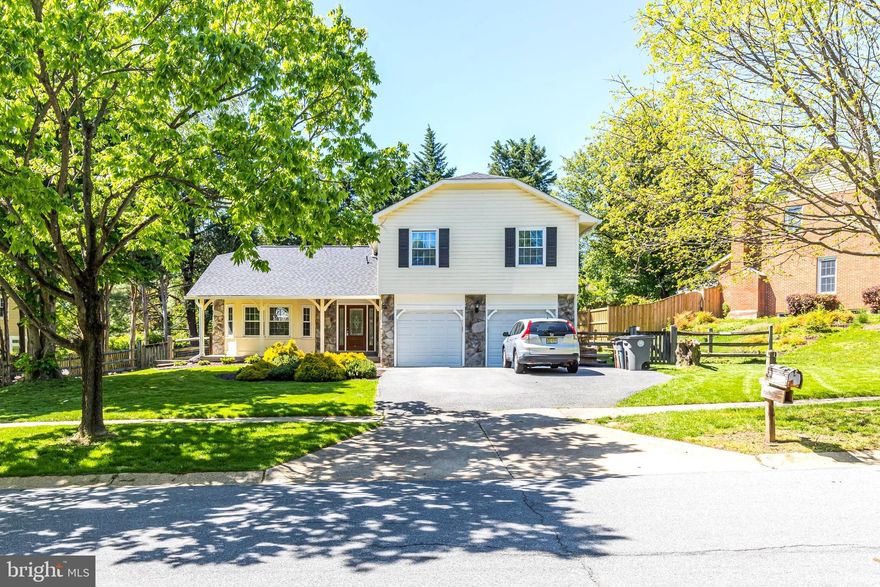 Amazing home at Horizon Hills. Open floor plan with hardwood floor and separate living/dining/family room. Two rear entrances to private patio with playground. Upstairs has 4 large bedrooms. Master Bedroom w/master bath.  Large open basement for entertainment.  New roof and siding installed in 2019.
Seller prefers delayed settlement or rent back until mid July.