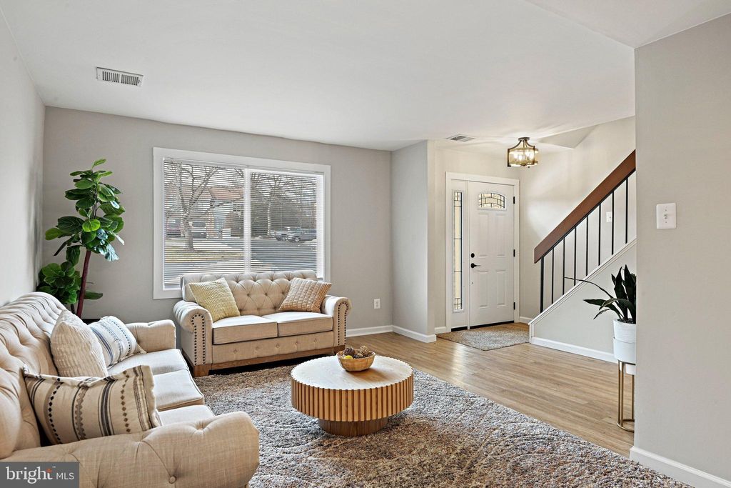 Photo of 1118 Shannon Place, HERNDON, VA 20170 (MLS # VAFX2293754)