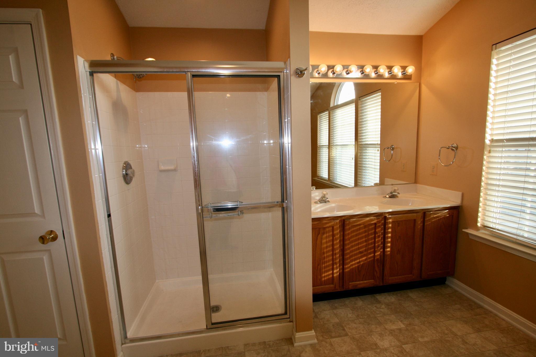 CONSTANT FRIENDSHIP - Residential Lease