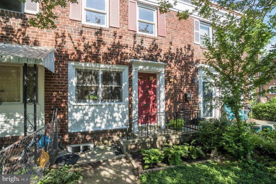 Location! Location! Location!  Nestled in the South West Quadrant of Old Town Alexandria, sits 507 South Fayette.  A quiet, sturdy, Pre-World War -2 townhome.  Nicely updated with stainless steel appliances and a downstairs bathroom. 

Well situated in a quiet neighborhood, yet just blocks to the King Street Metro and Alexandria Train Stations.  A short trip of just under four miles will have you stepping off at Reagan National Airport.  A few convenient blocks put you on I-495 for longer automobile trips.