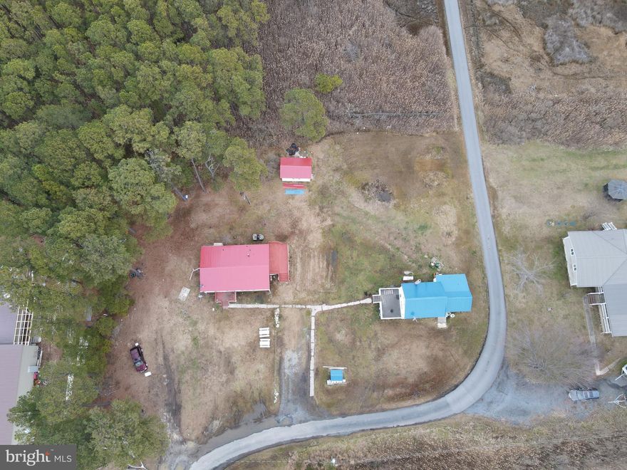 Two for the price of One! Minutes to Public Boat Ramp and local Restaurant. A must see to appreciate!