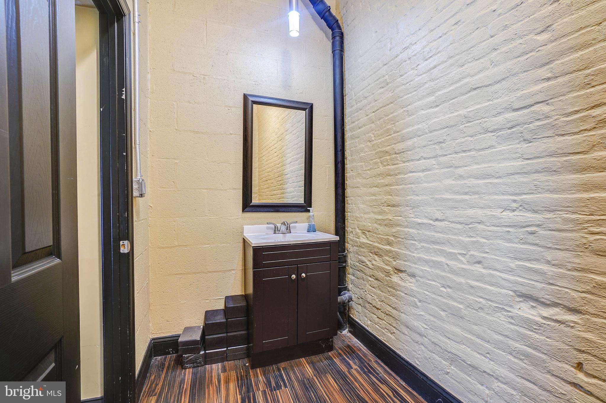 CANTON - Commercial Lease