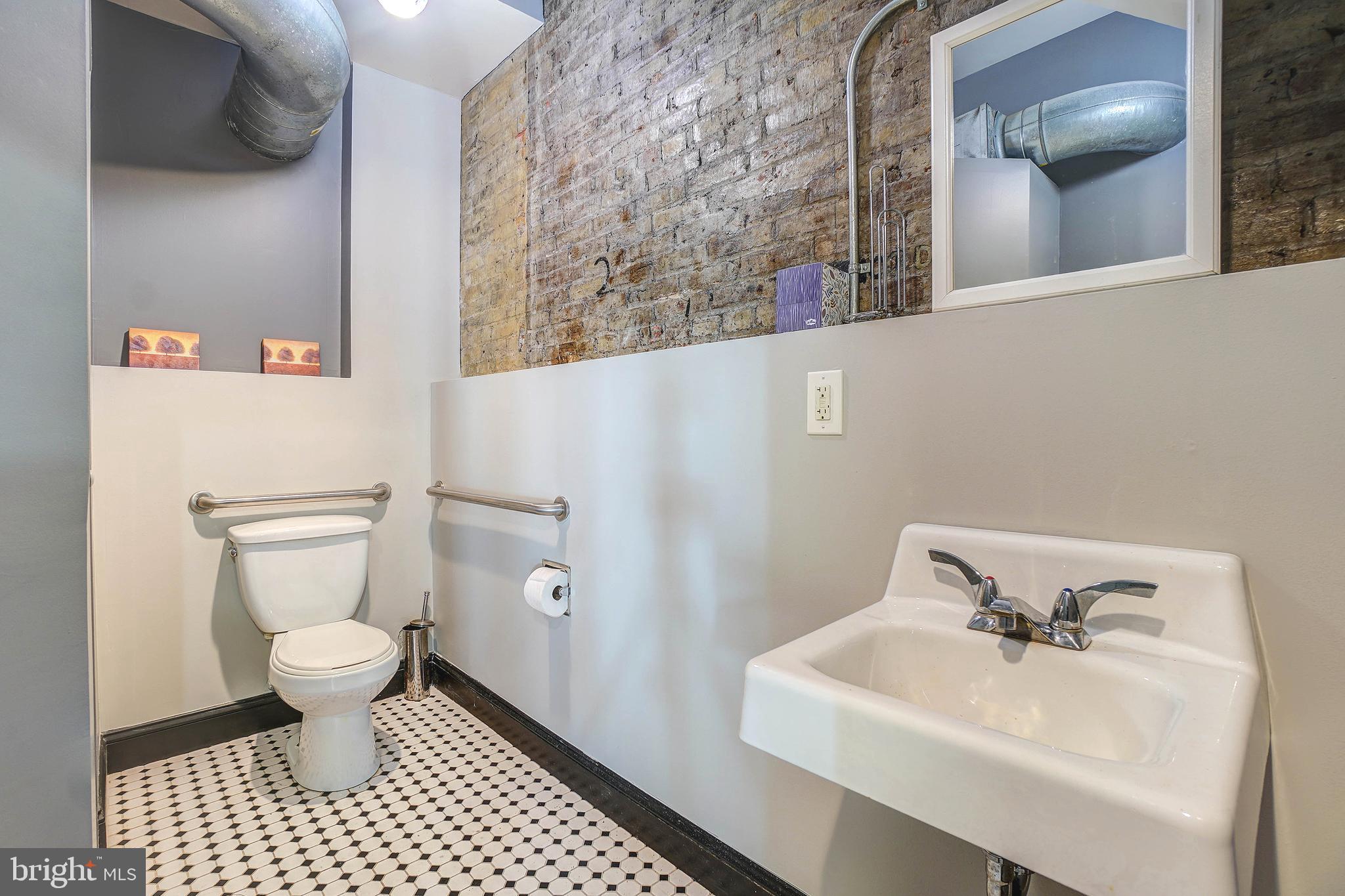 CANTON - Commercial Lease