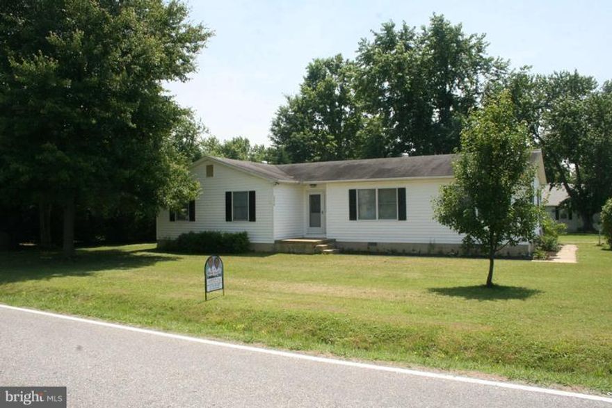 This rambler features a kitchen with lots of cabinets, cook top and wall oven with a separate dining room. Family room features sliding door to the deck and the fenced back yard. New Pergo flooring in main living areas. Master bedroom has sitting area and attached master bath with tiled tub. Roof and heat pump replaced within the last 2 years. Opportunity for use of community pier and beach.