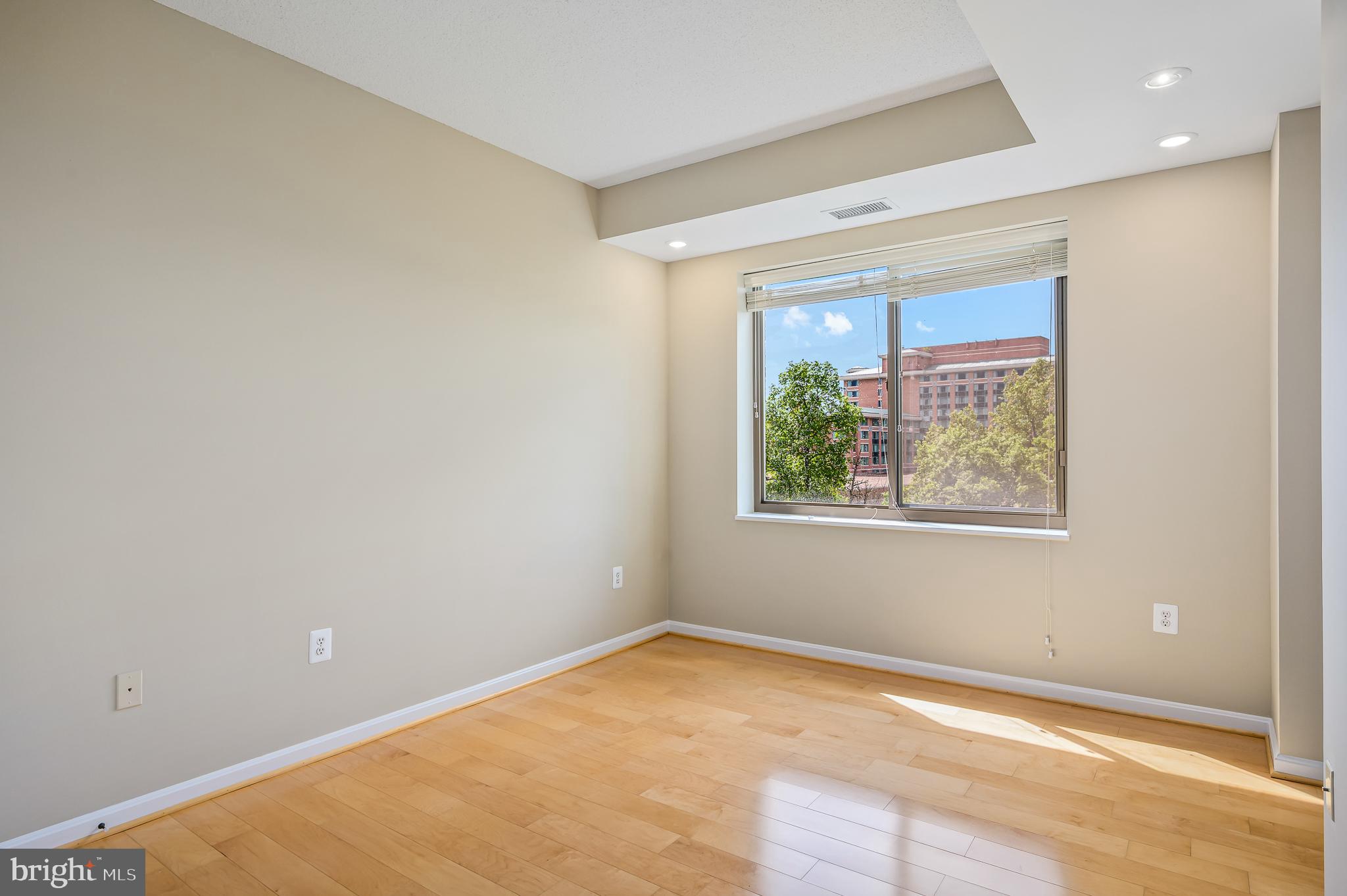 LANSDOWNE WOODS - Residential