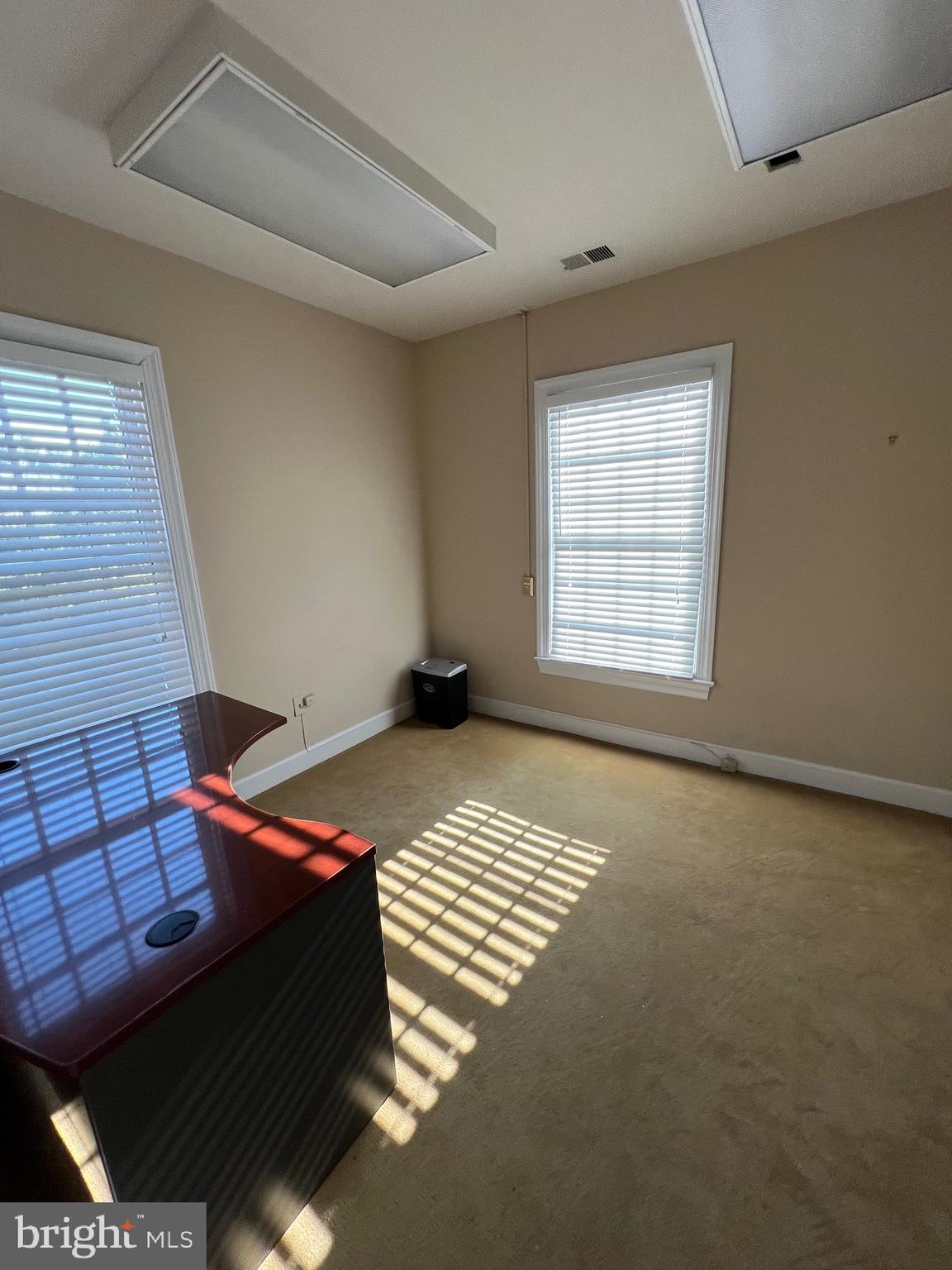 MANCHESTER - Commercial Lease